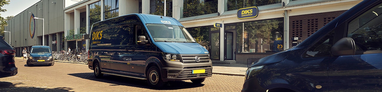 Bus geparkeerd voor DIKS vestiging in Amsterdam West