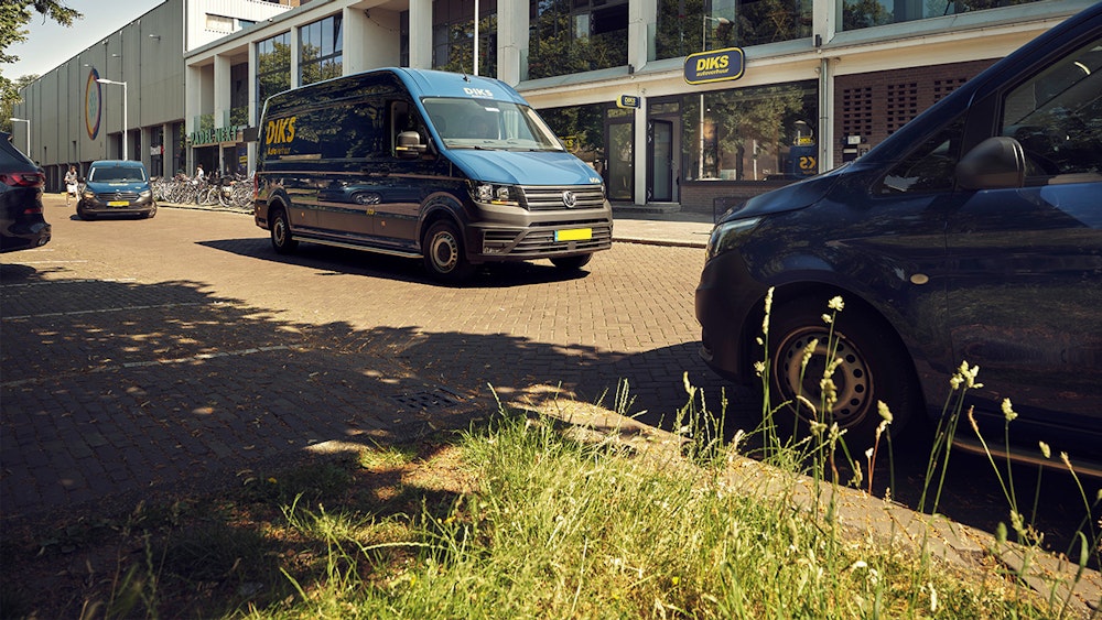 locatie diks met busjes voor de deur