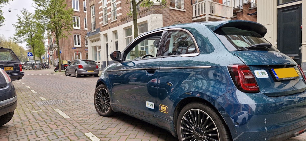 DIKS deelauto staat in een straat in de Amsterrdamse wijk de Pijp.
