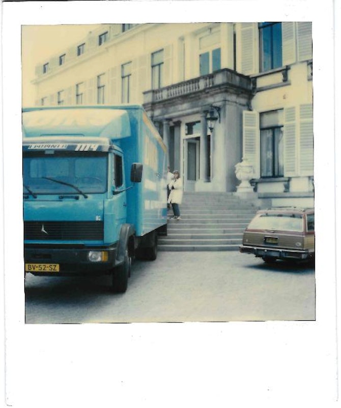Delivering a painting to Soestdijk Palace
