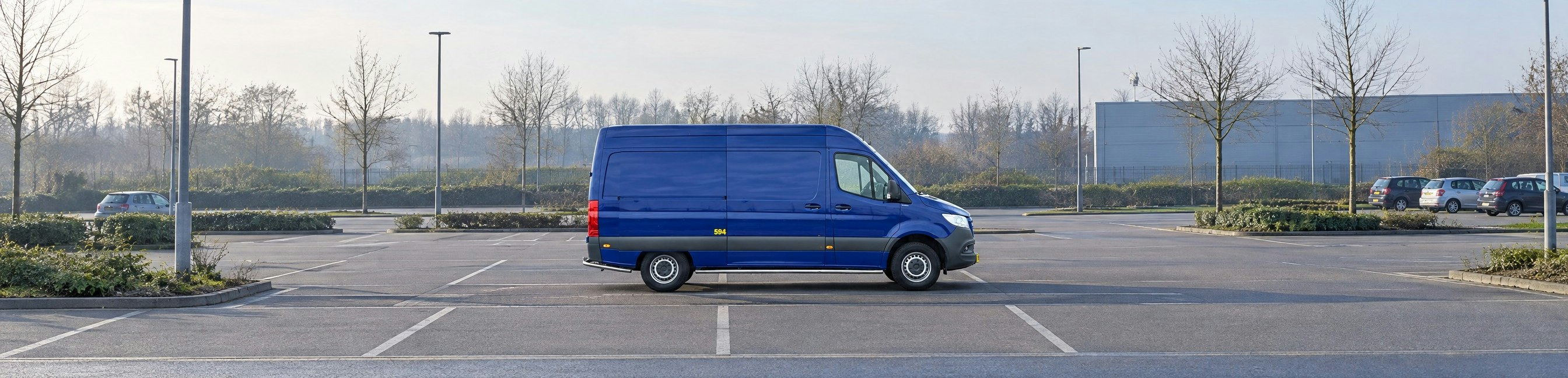 DIKS blauwe Mercedes-Benz Sprinter bestelbus geparkeerd op lege parkeerplaats