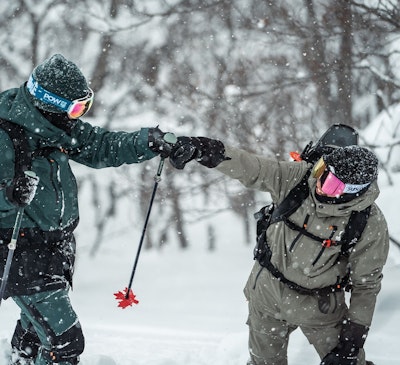Nothing beats fresh powder days with friends 👊⁠ Tag your mountain crew 👇️⁠
⁠
Shop Goggles via the link in bio 👀⁠
⁠
#seebetter PC: @mtn_swell