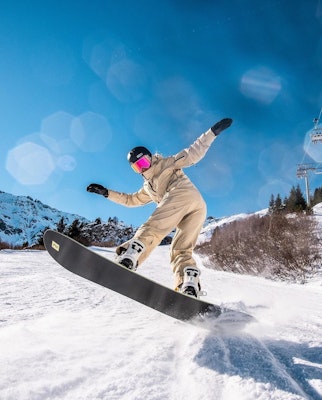 Blue skies, bold moves 👊 Double tap if you’ve spent Christmas Eve on the mountains ⛷️

SunGod Ambassador @sachablc wears Vanguards™ with Pink lenses.

📸: @woujow⁠