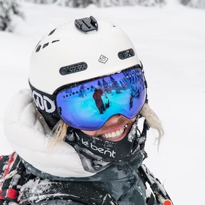 Snow for breakfast? 🥐⁠⁣⁠
⁠⁣⁠
#lifelooksbetter #adventureproof #sungod #4KO #4KOptics⁣⁠⁣⁠
⁣#ski #skiing #snow #mountains #skigoggles #snowgoggles #skiculture #winter #winterishere #powder #earnyourturns #powpow #skilife #skiingisfun #powderday #findyourfreedom #powderskiing ⁠⁣⁠
⁠⁣⁠
Skier: @_hannahstrong_ ⁠⁣⁠
Photo: Matthias Egger⁠