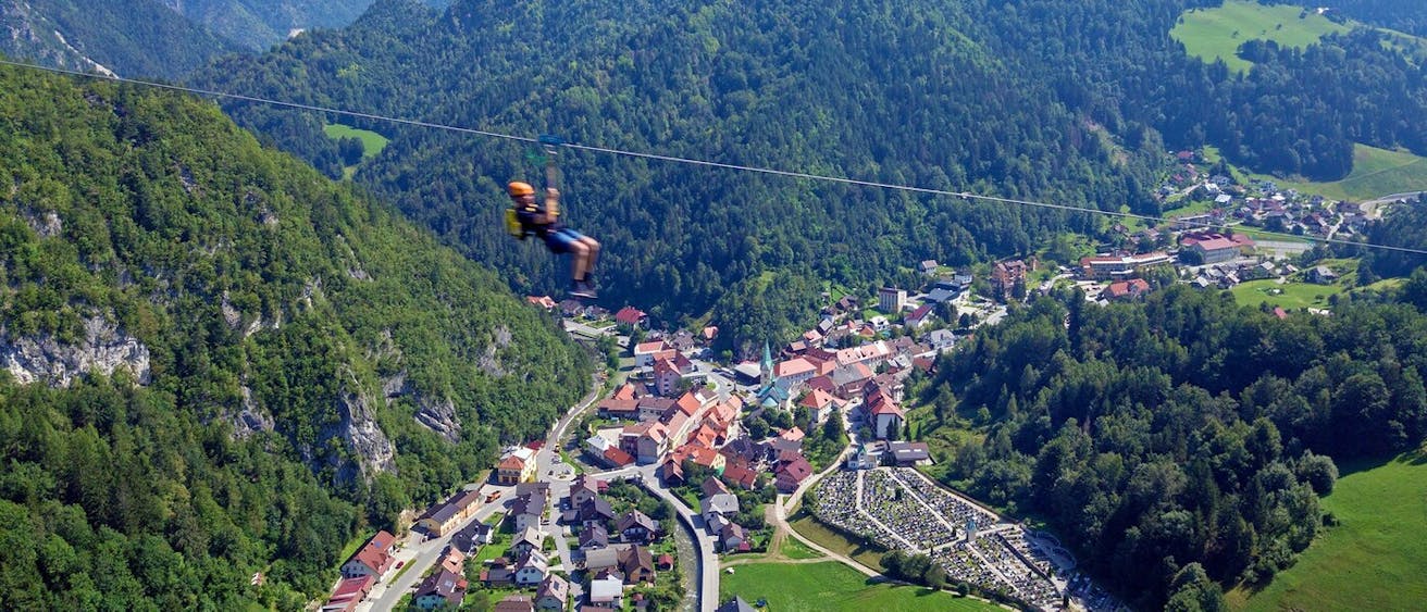 Spust po jeklenici Olimpline in pogled na Črno na Koroškem