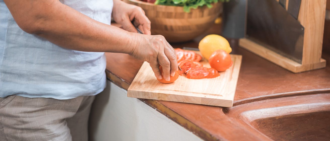 babica pripravlja pripravek za dvig odpornosti