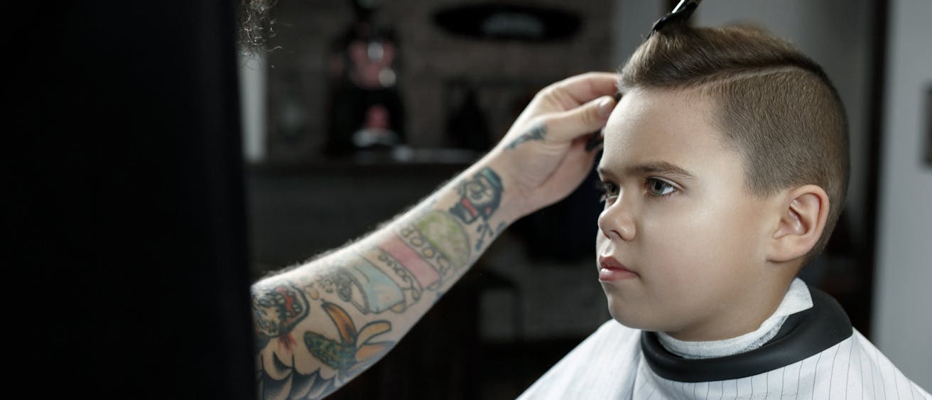 bodoči prvošolček pri frizerju