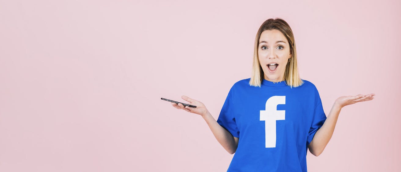 Ženska, ki sodeluje v Facebook nagradni igri