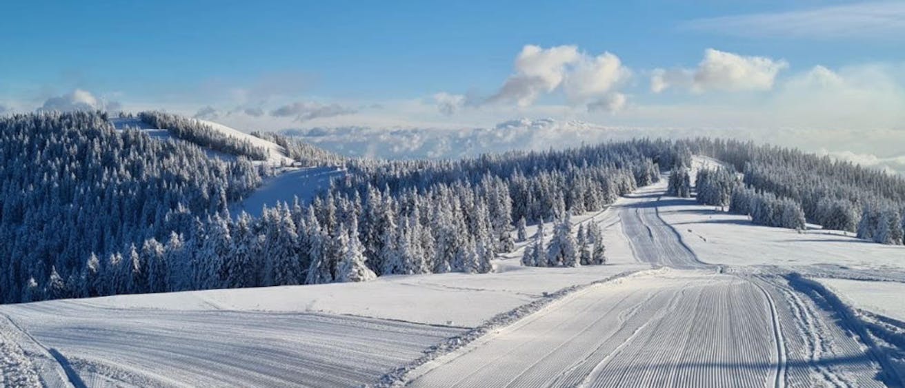 zimsko zasneženo smučišče na Kopah