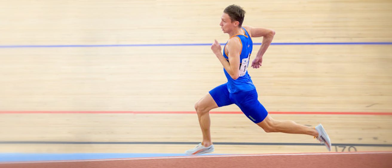 atlet teče v dvorani