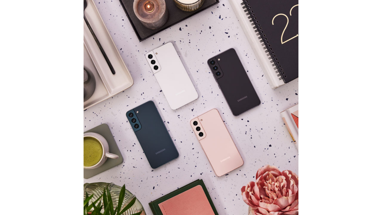 telefoni Samsung Galaxy S22 v različnih barvah