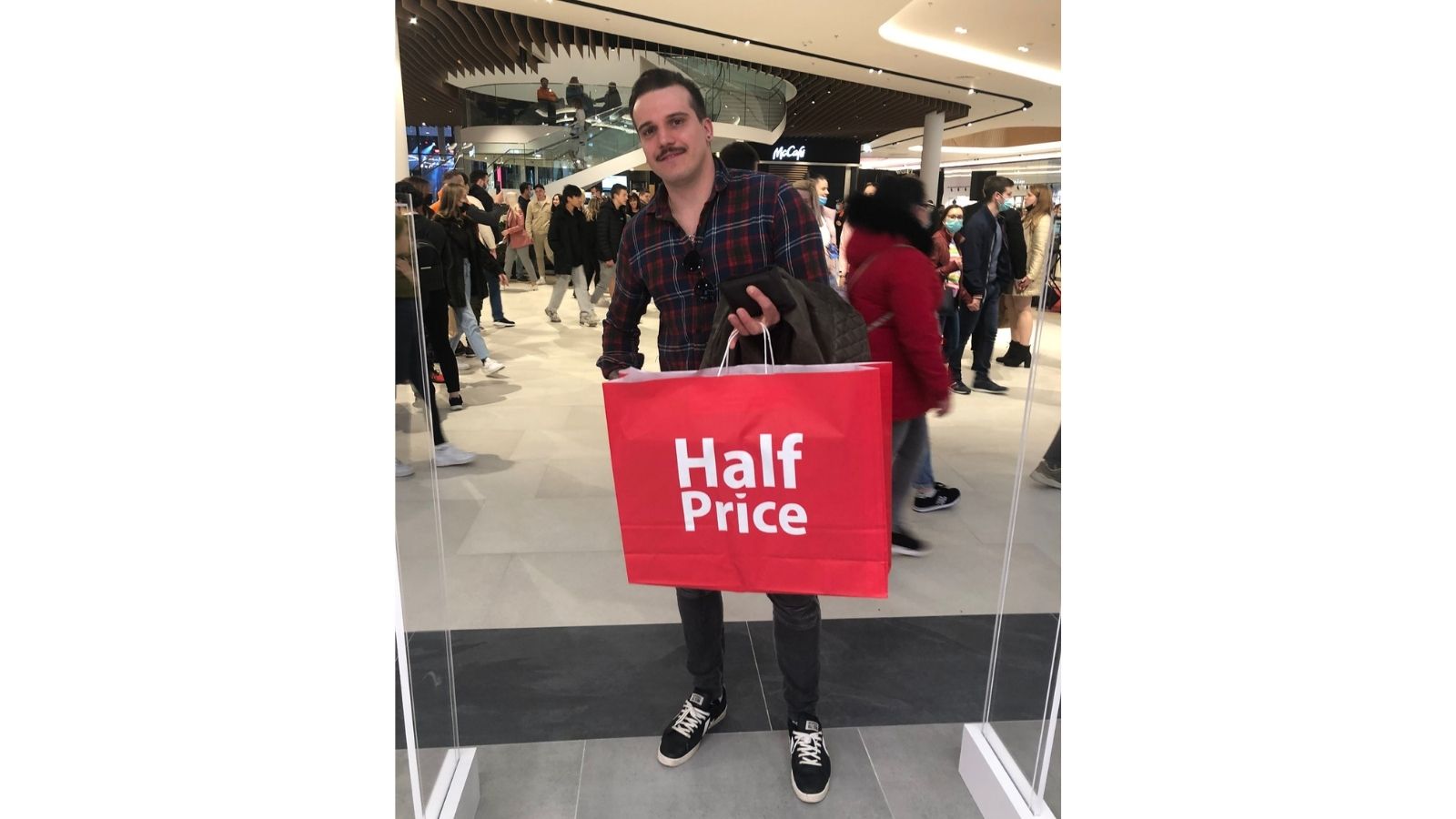 Kori nakupuje v trgovini HalfPrice