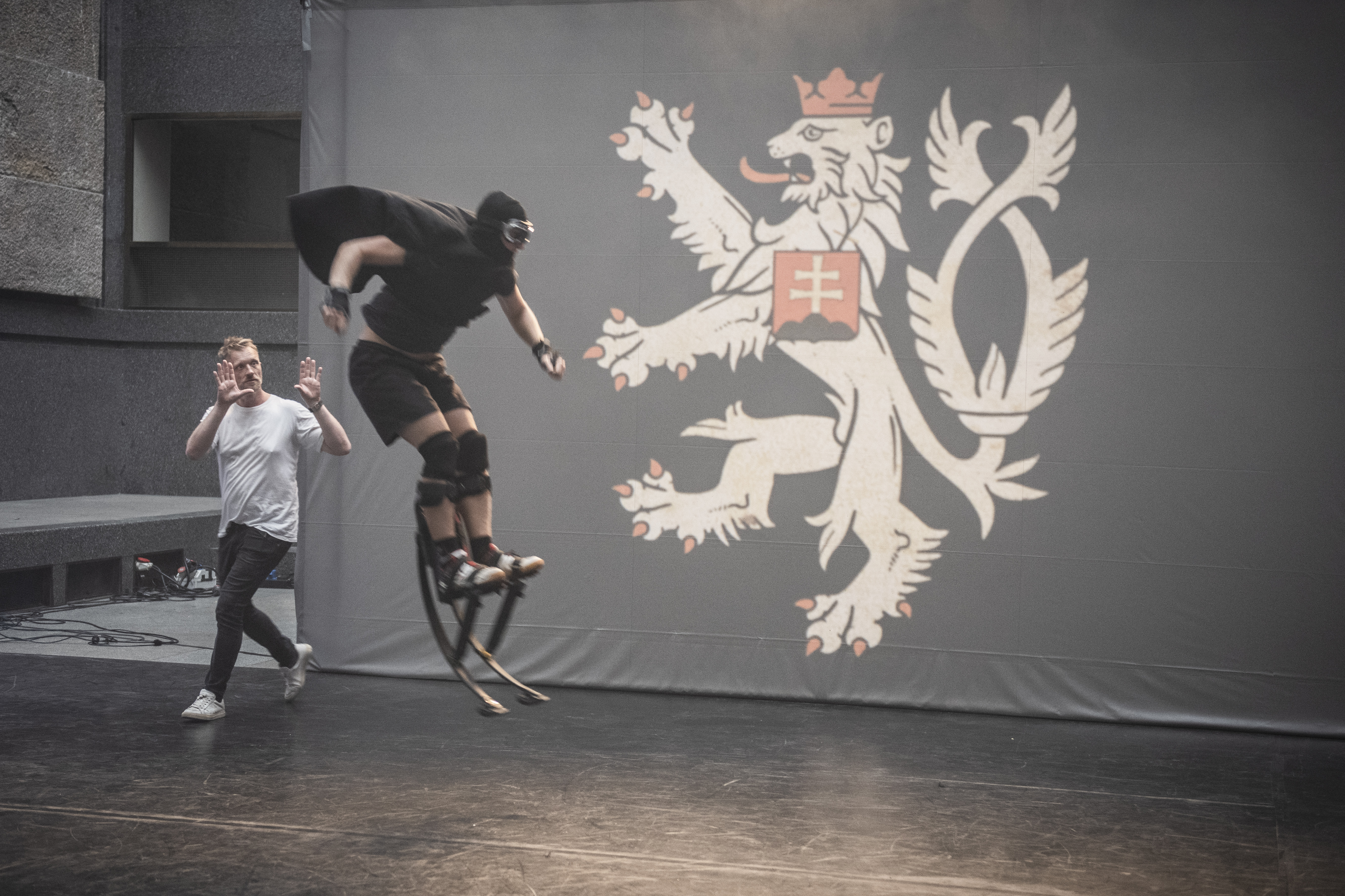 Film Naživo: Pérák souboru Vosto5. Režisér Viktor Tauš vymýšlí záběr během zkoušky. Foto: Karel Cudlín