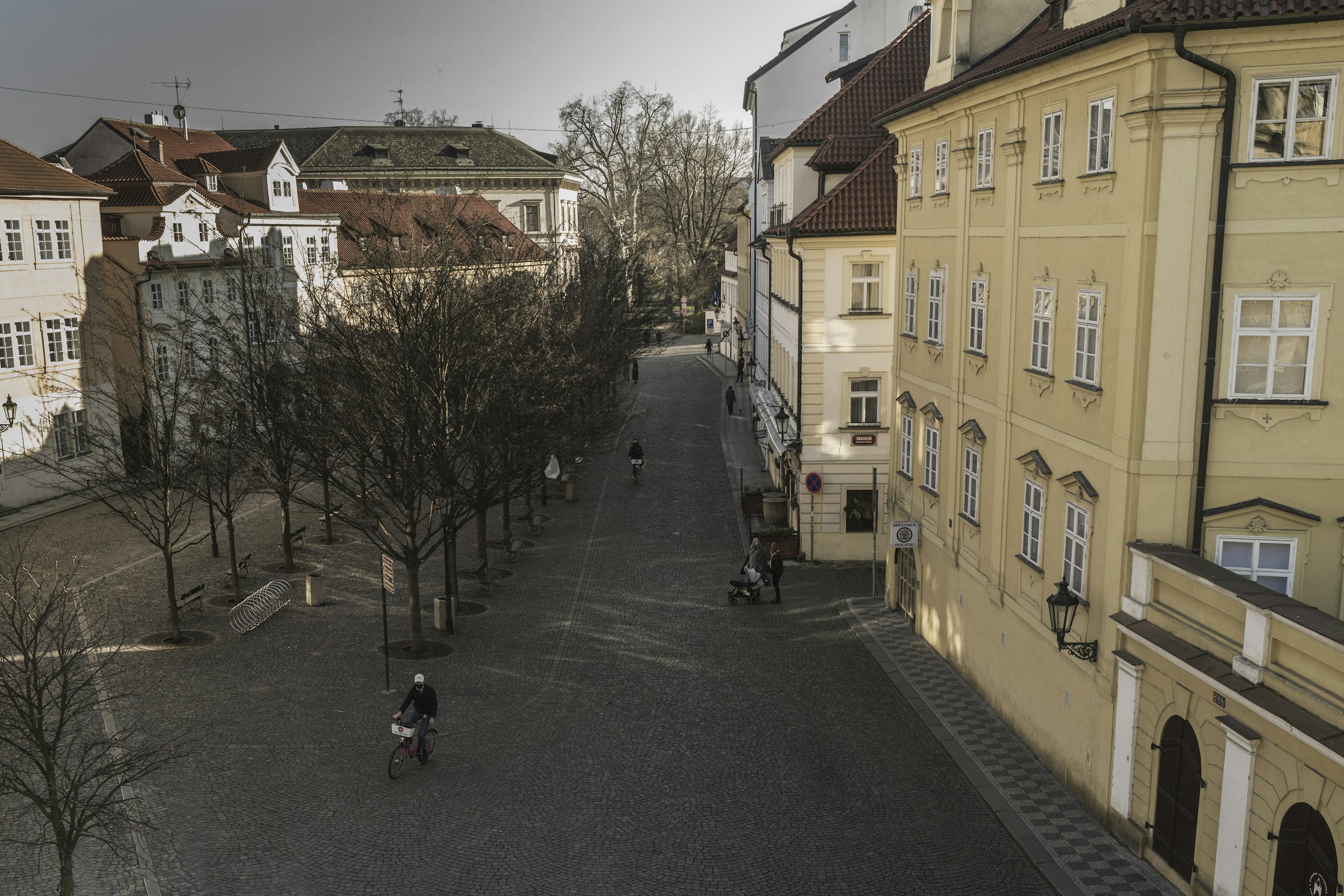 Ulice Na Kampě v Praze – v době koronavirové pandemie téměř prázdná