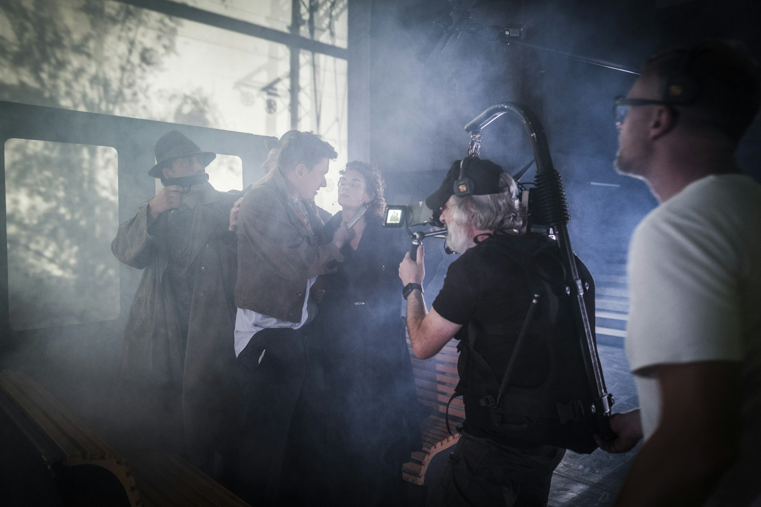 Film Naživo: Pérák souboru Vosto5. Režisér Viktor Tauš a kameraman Martin Douba v akci. Foto: Karel Cudlín