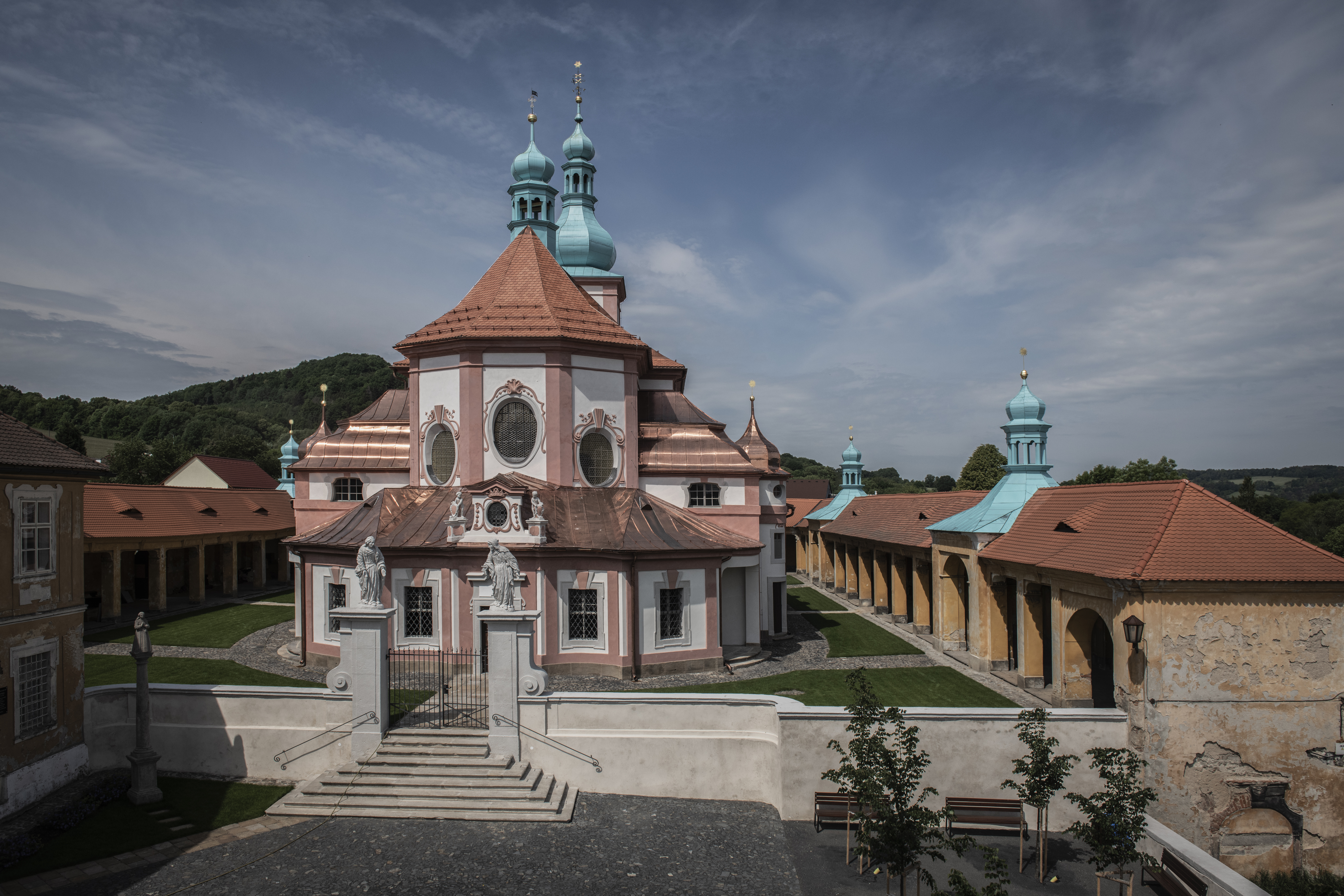 Celkový pohled na obnovený poutní areál v Horní Polici.