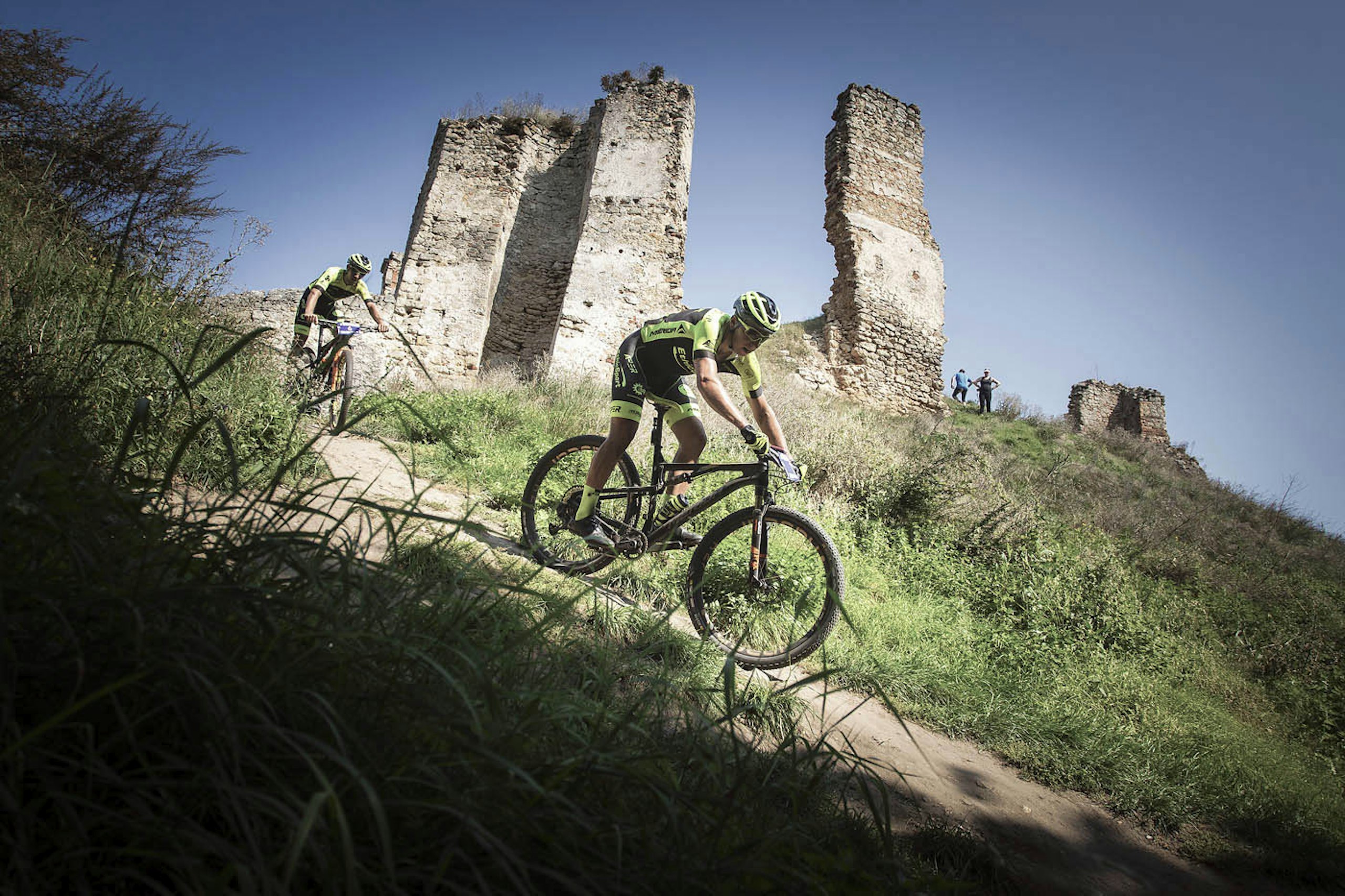 Cyklisté sjíždějí z kopce pod zříceninou hradu Zvířetice při závodu Mladá Boleslav Tour ŠKODA AUTO 2020 z cyklu Kolo pro život