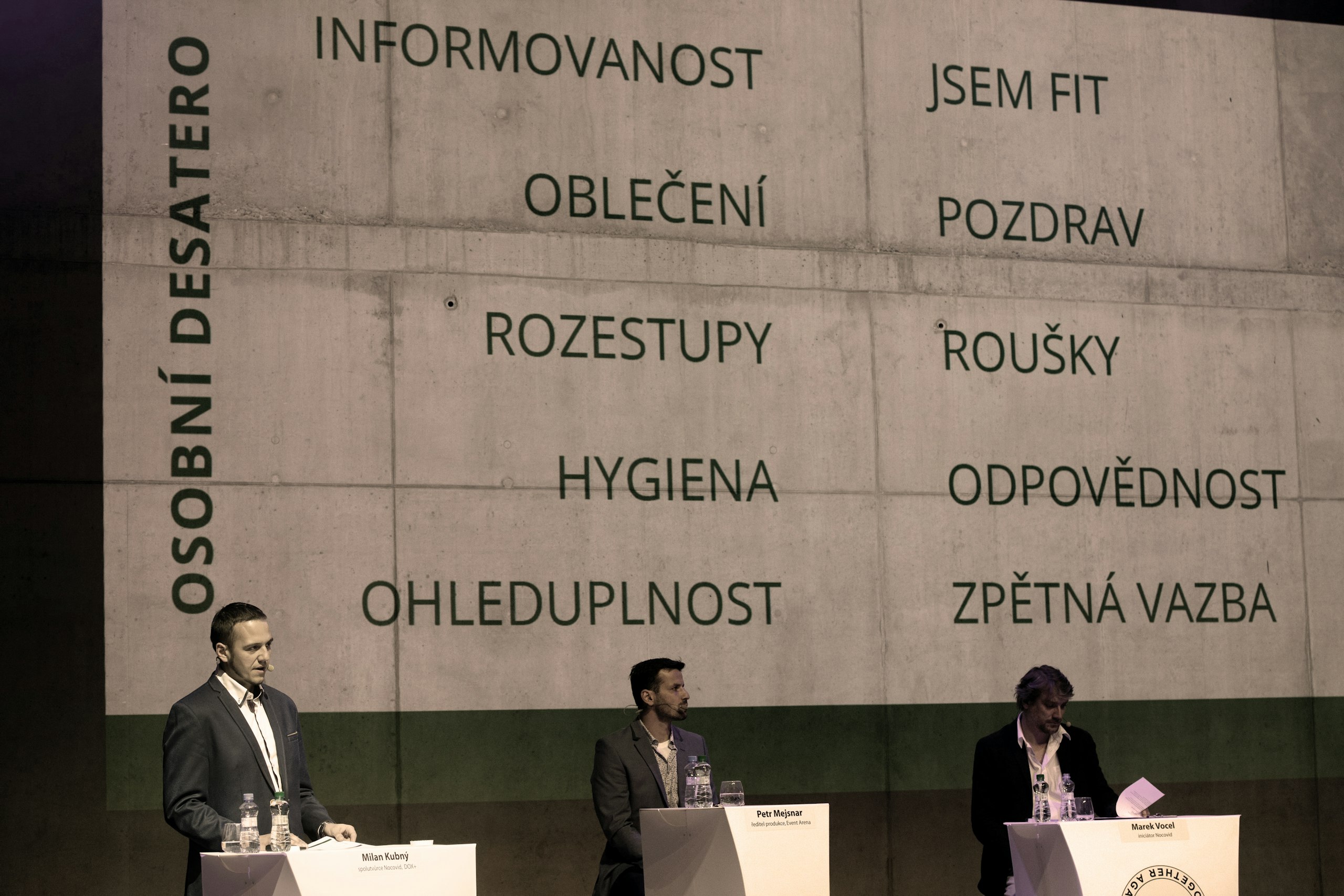 Milan Kubný, Petr Mejsnar a Marek Vocel během panelové diskuse na téma Nocovid v pražském prostoru DOX+.