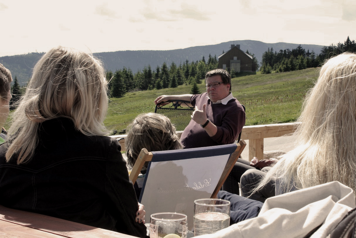 Alexandr Vondra přednáší na venkovní terase hoské chaty v Krkonoších v rámci Letní školy Občanského institutu