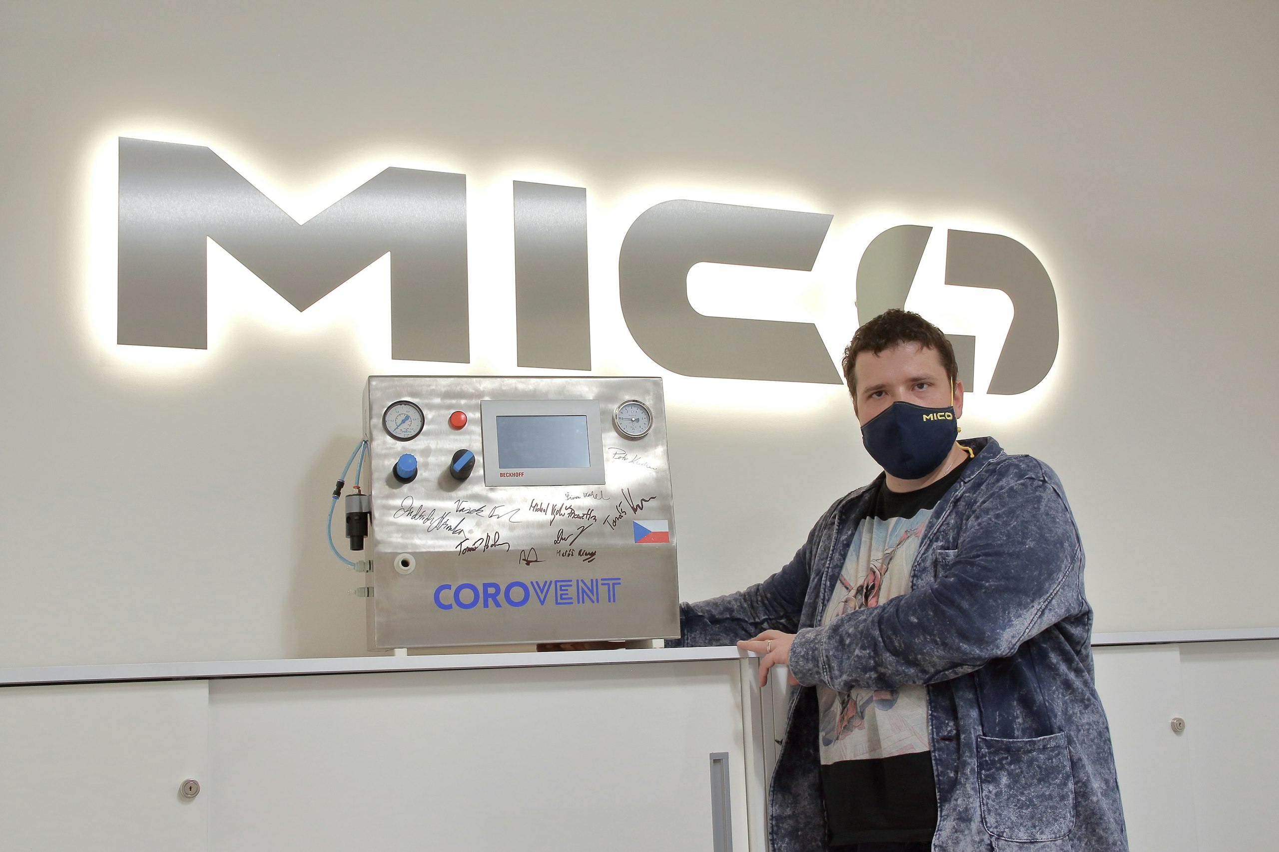 Jiří Denner, CEO MICo Group s.r.o., u plicního ventilátoru CoroVent