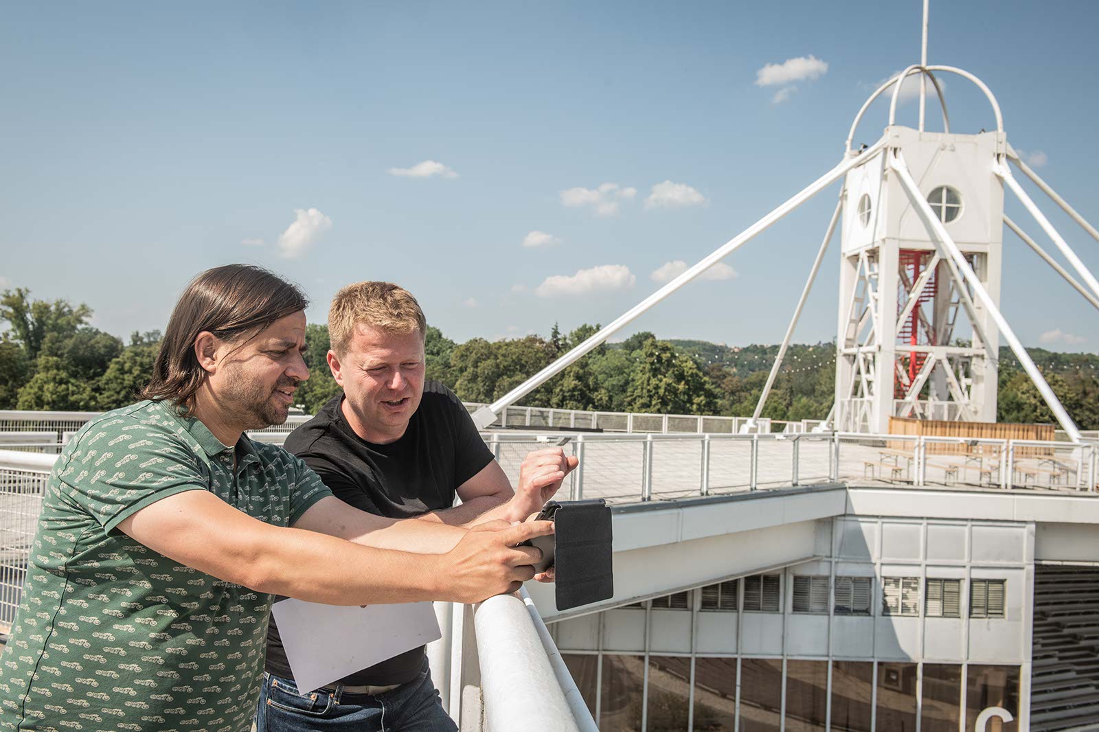 David Gaydečka a Martin Voňka na střeše Křižíkova pavilonu na pražském Výstavišti plánují Půlmetronome