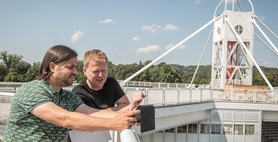 David Gaydečka a Martin Voňka na střeše Křižíkova pavilonu na pražském Výstavišti plánují Půlmetronome
