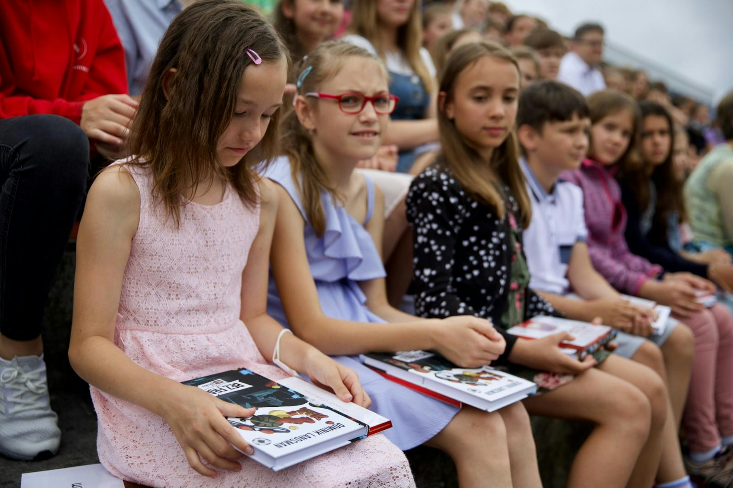 První školáci odměnění knihou Bez frází a bez jůtubu v rámci projektu Vzory vzorům