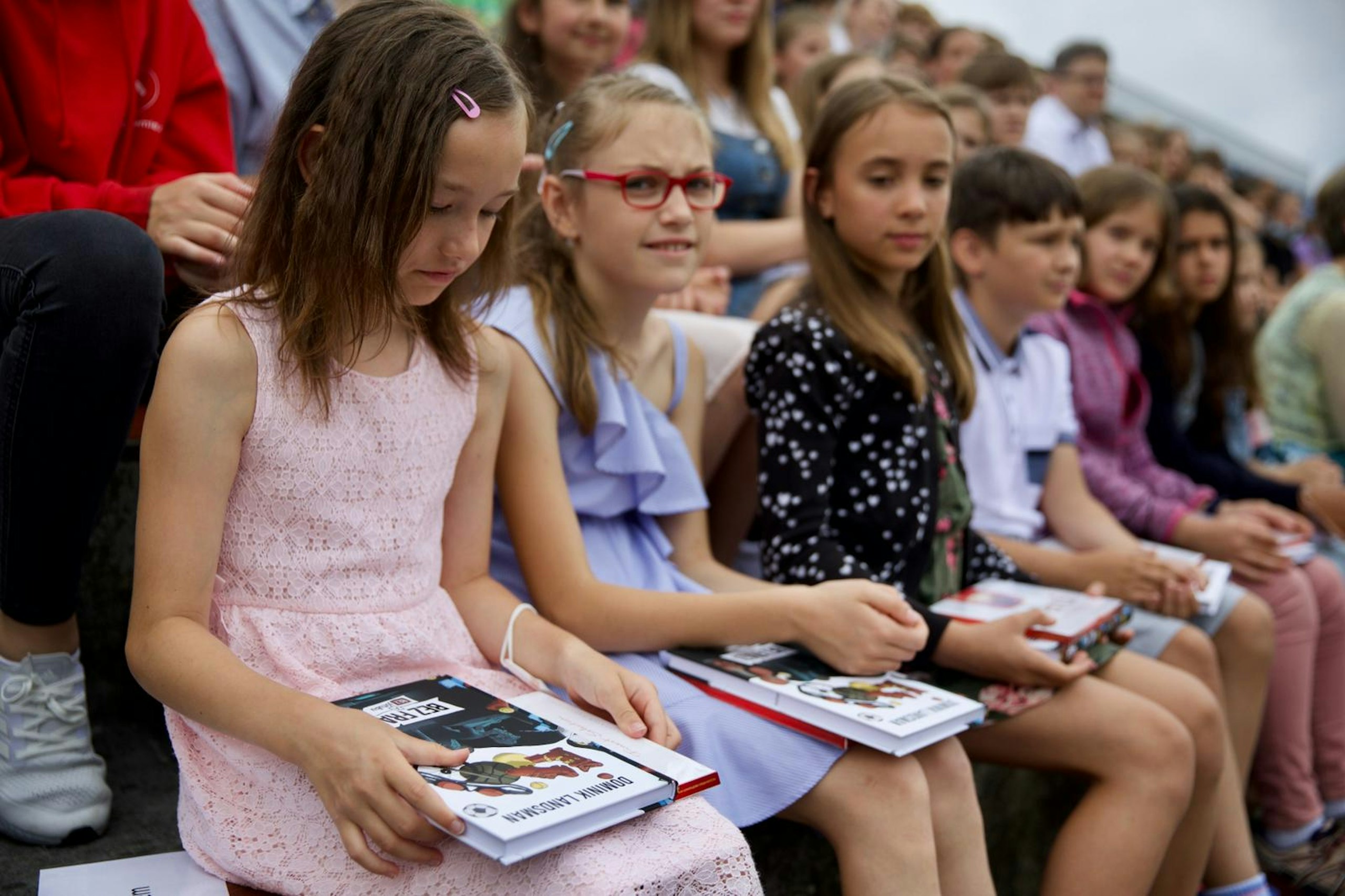 První školáci odměnění knihou Bez frází a bez jůtubu v rámci projektu Vzory vzorům