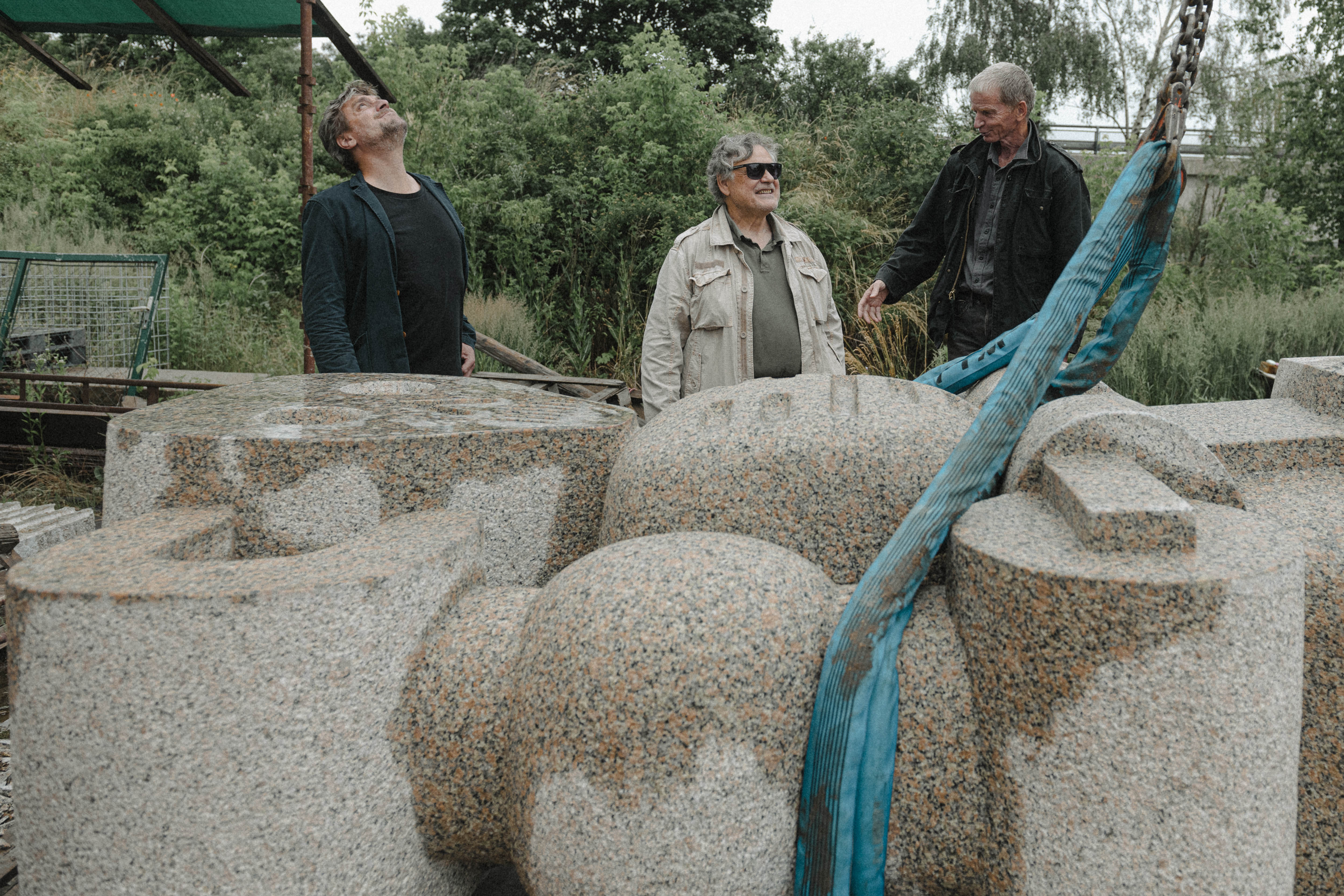 Marek Vocel a Jaroslav Róna stojí za sochou Victoria robotorum – Vítězství robotů