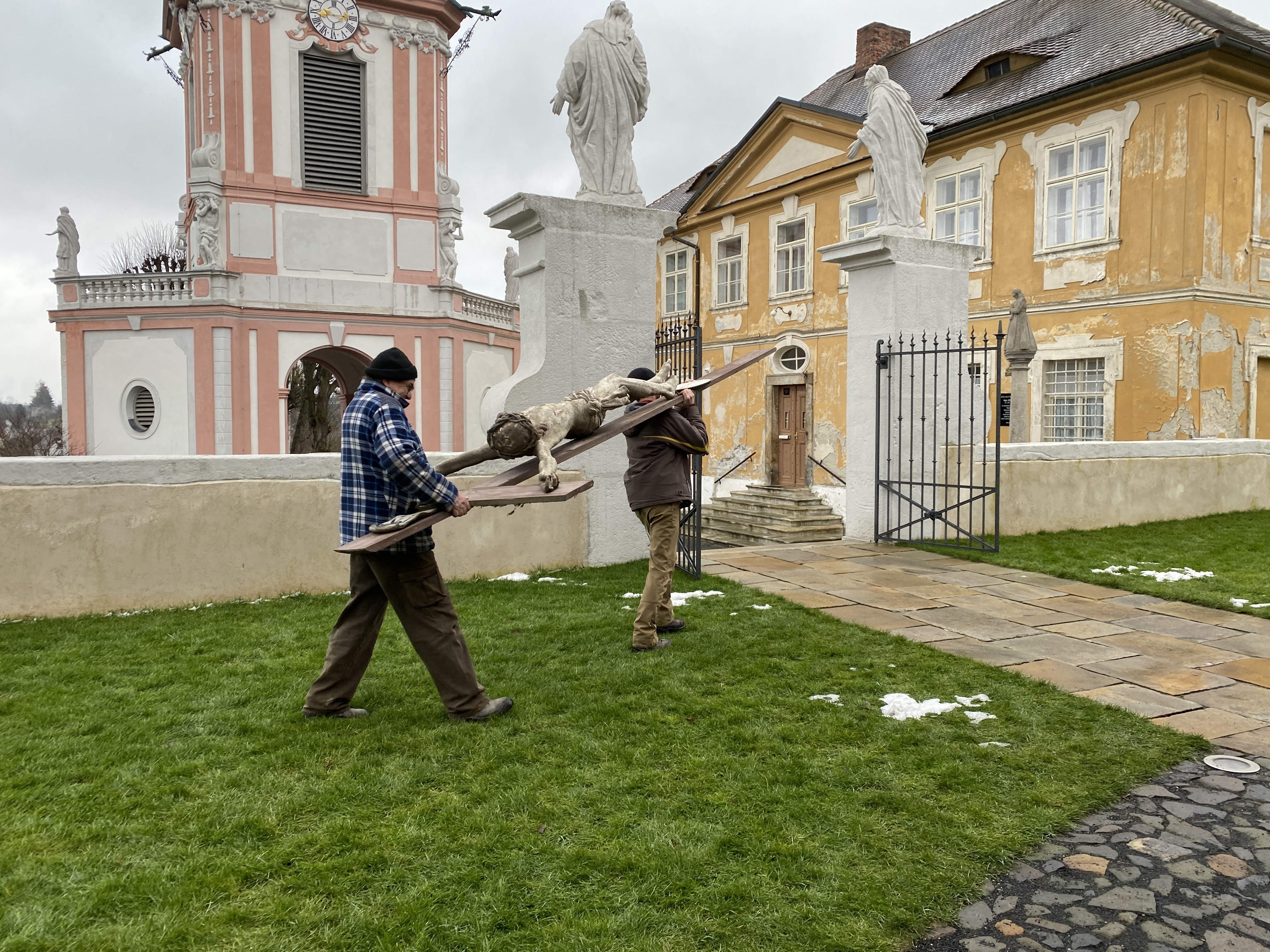 Převoz barokní plastiky ukřižovaného Krista z kostela v Horní Polici do restaurátorské dílny Ondřeje Sklenáře