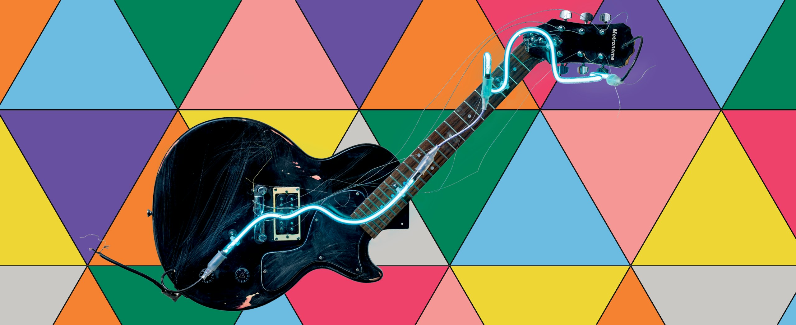 Dekonstruovaná kytara sochaře Michala Cimaly, která je hlavním prvkem nového designu festivalu Metronome