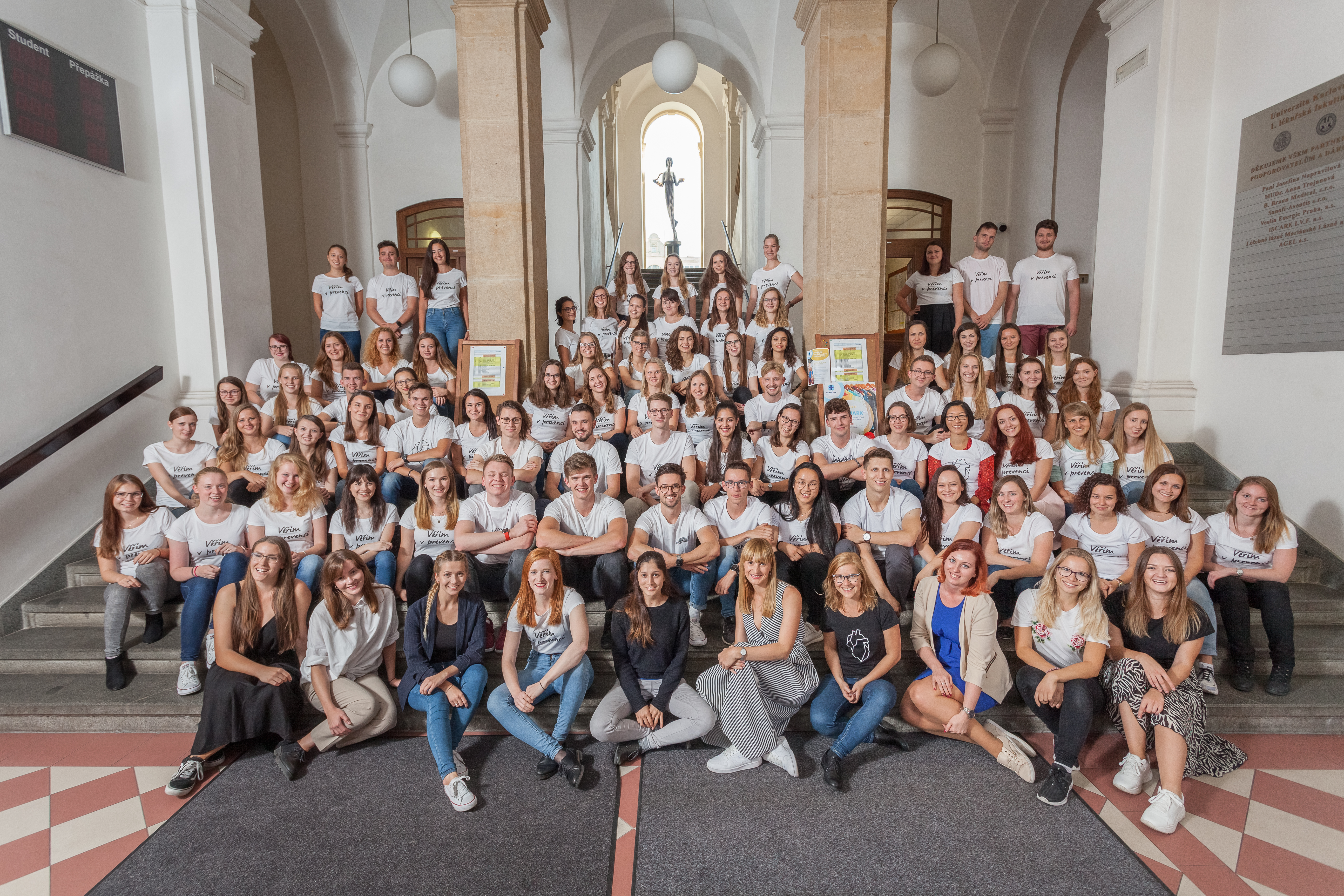 Tým projektu Loono na schodišti 1. lékařské fakulty Univerzity Karlovy v Praze
