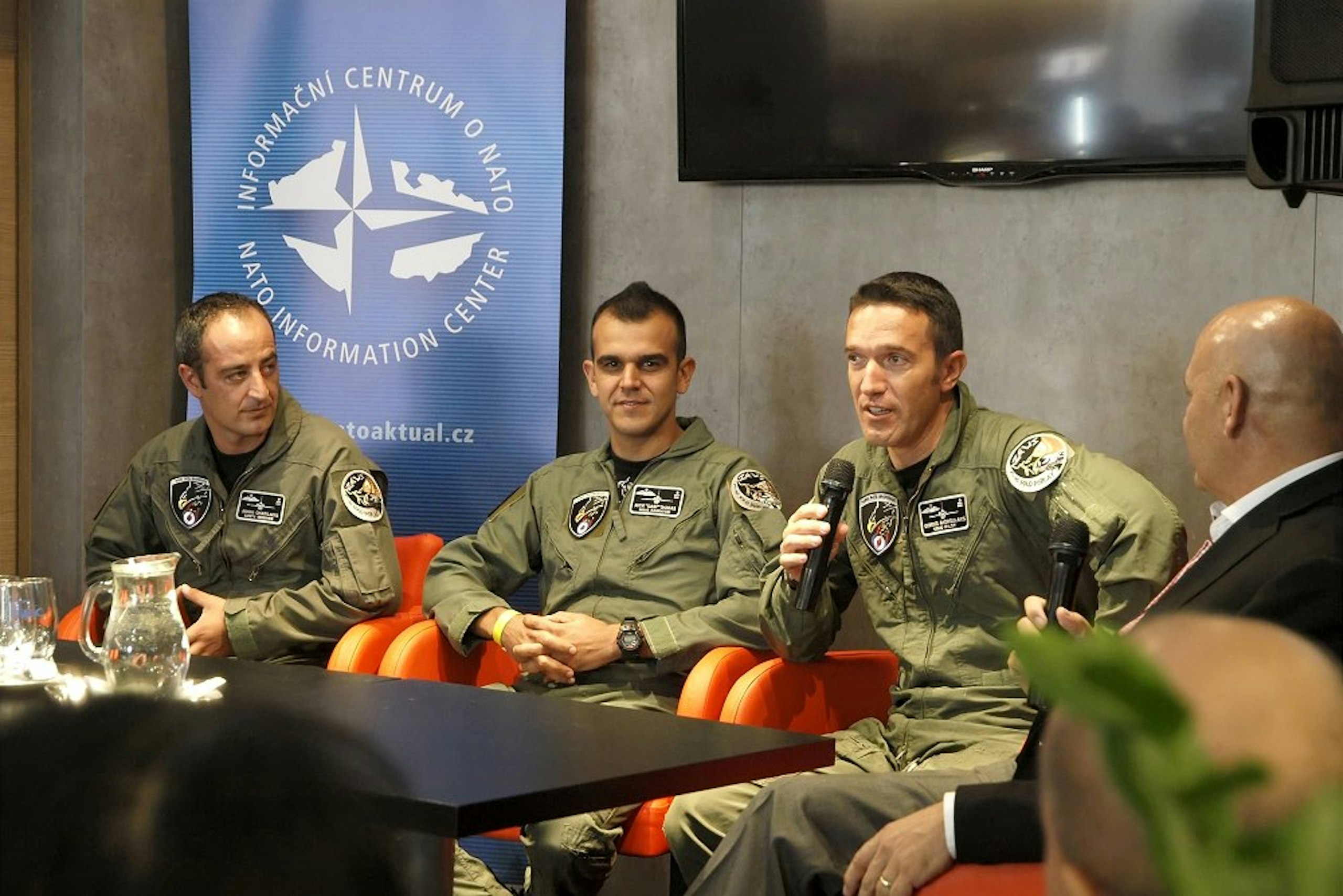 Američní piloti debatují v Informačním centru o NATO