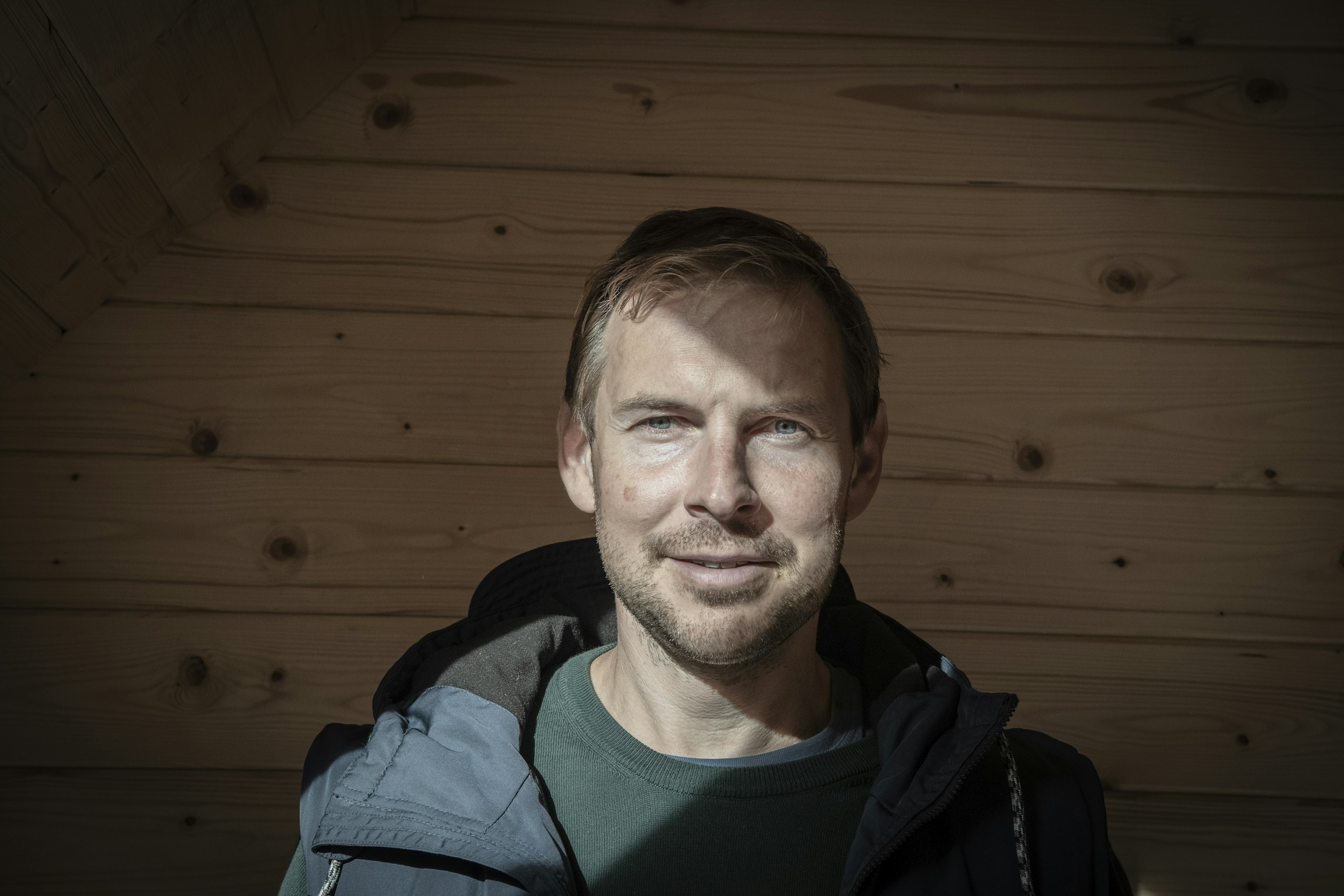 Skaut a architekt Tomáš Rajtora v interiéru nové skautské klubovny v Říčanech