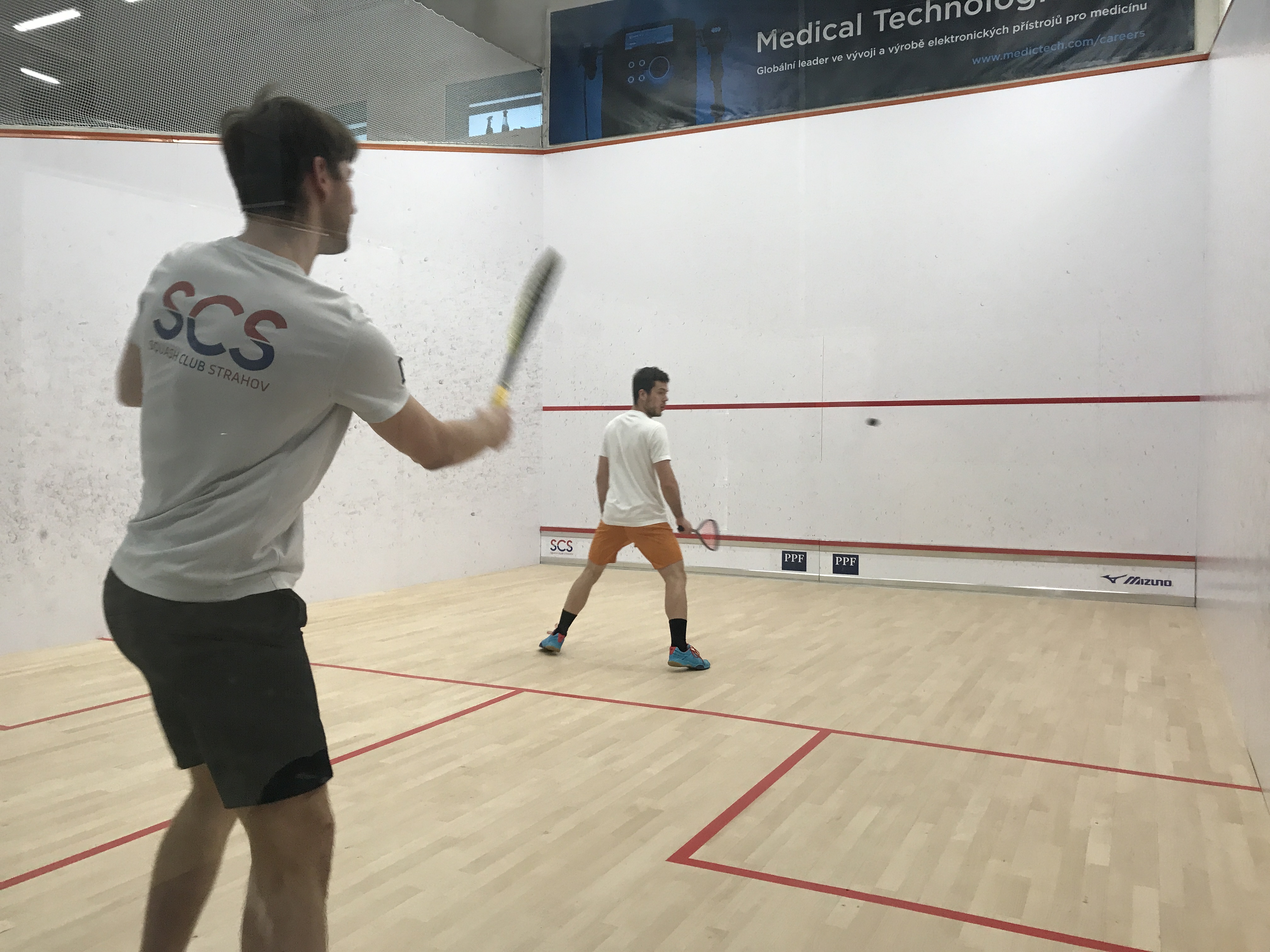 Dva hráči na kurtu Squashclubu Strahov