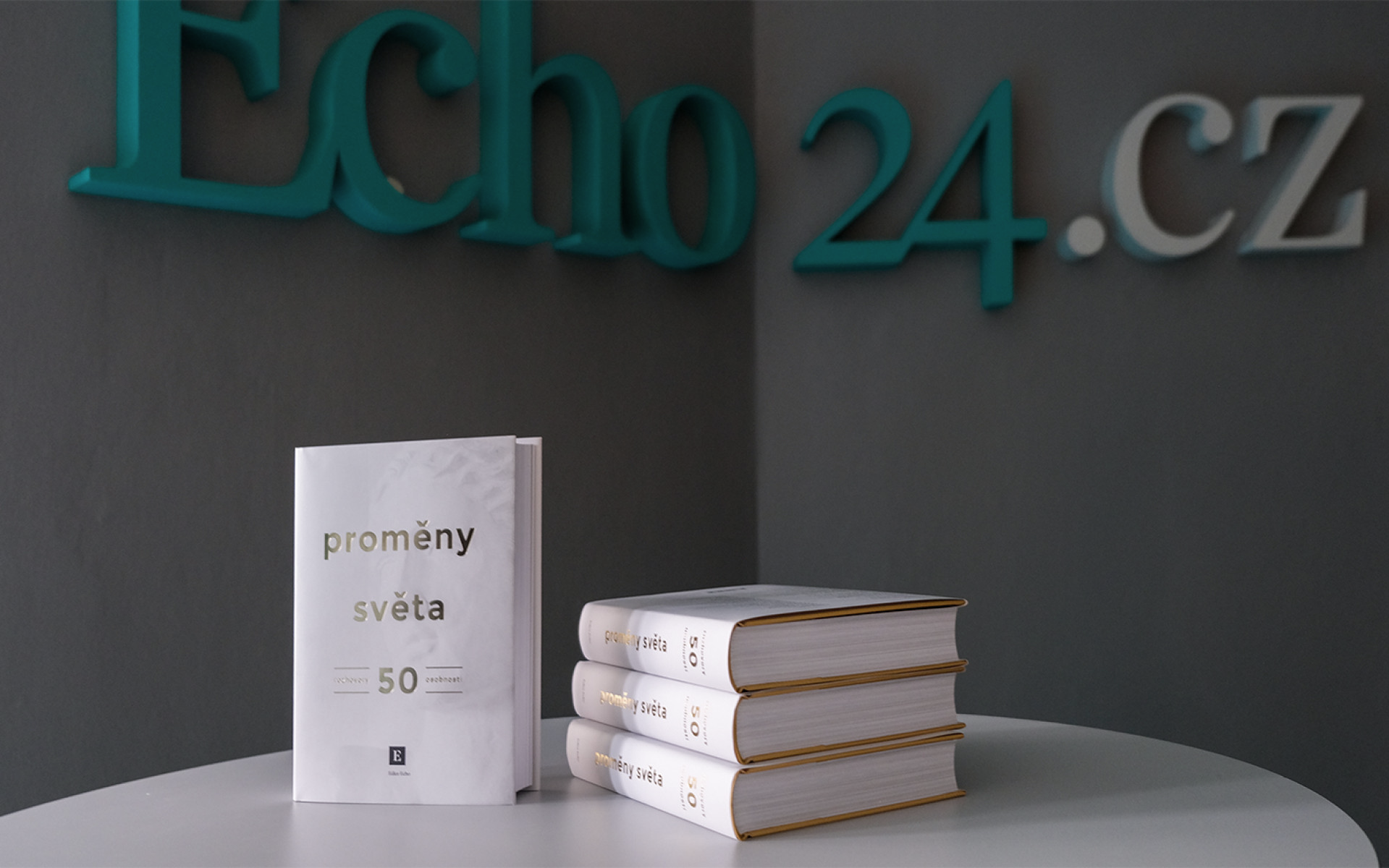 Kniha rozhovorů Proměny světa z vydavatelství týdeníku Echo