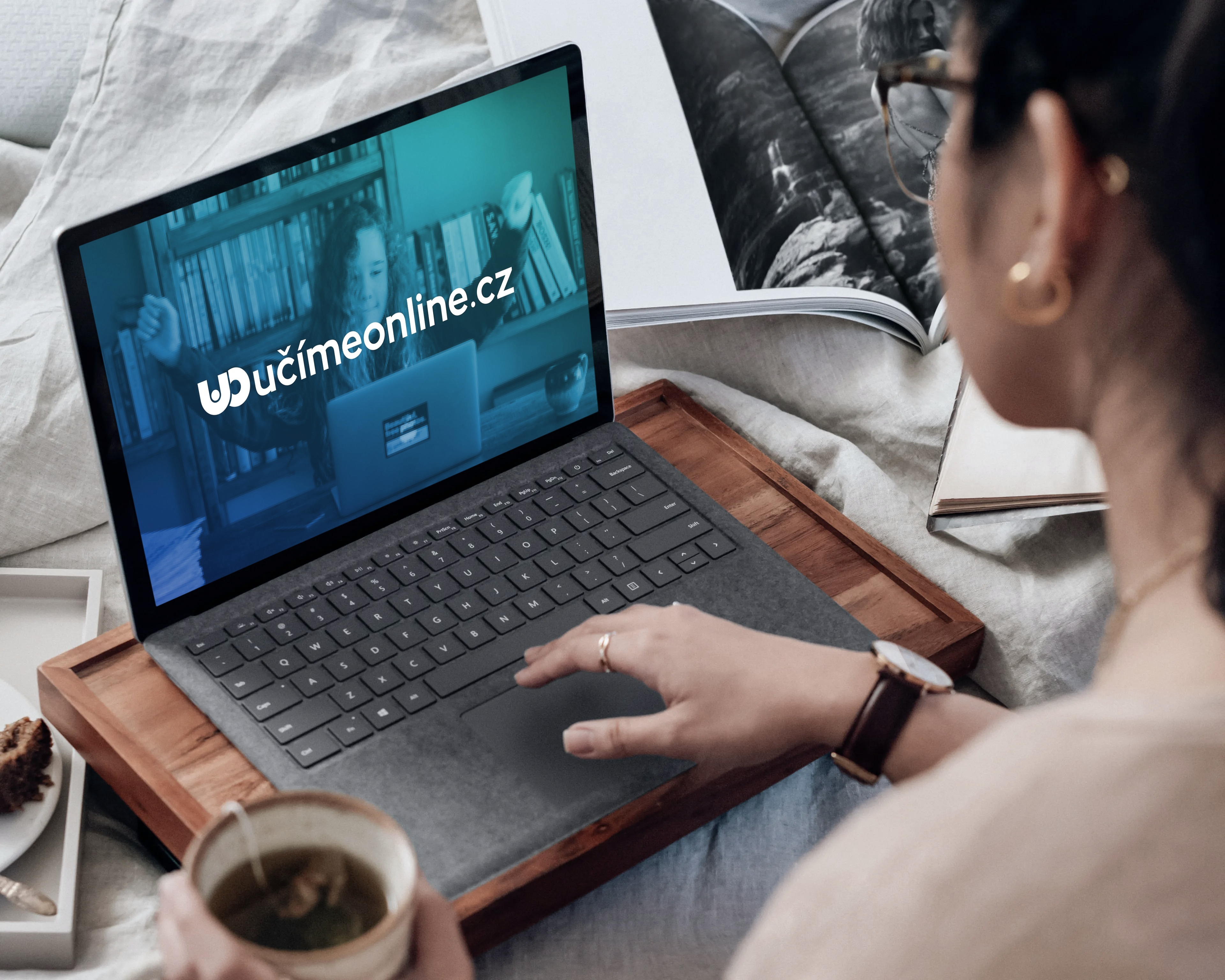 Obrazovka notebooku s logem projektu učímeonline.cz z dílny Česko.Digital