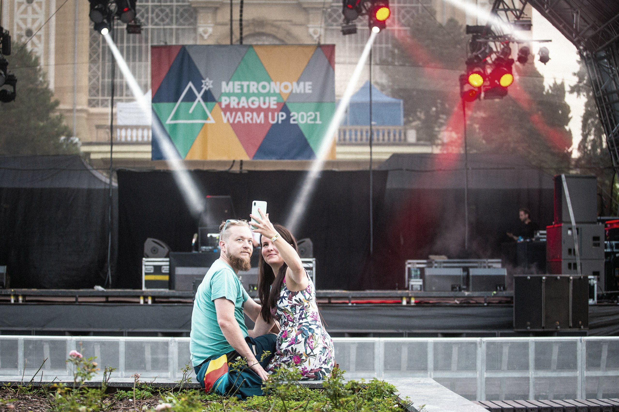 Dva návštěvníci se fotí před hlavním podiem festivalu Metronome Prague Warm Up 2021