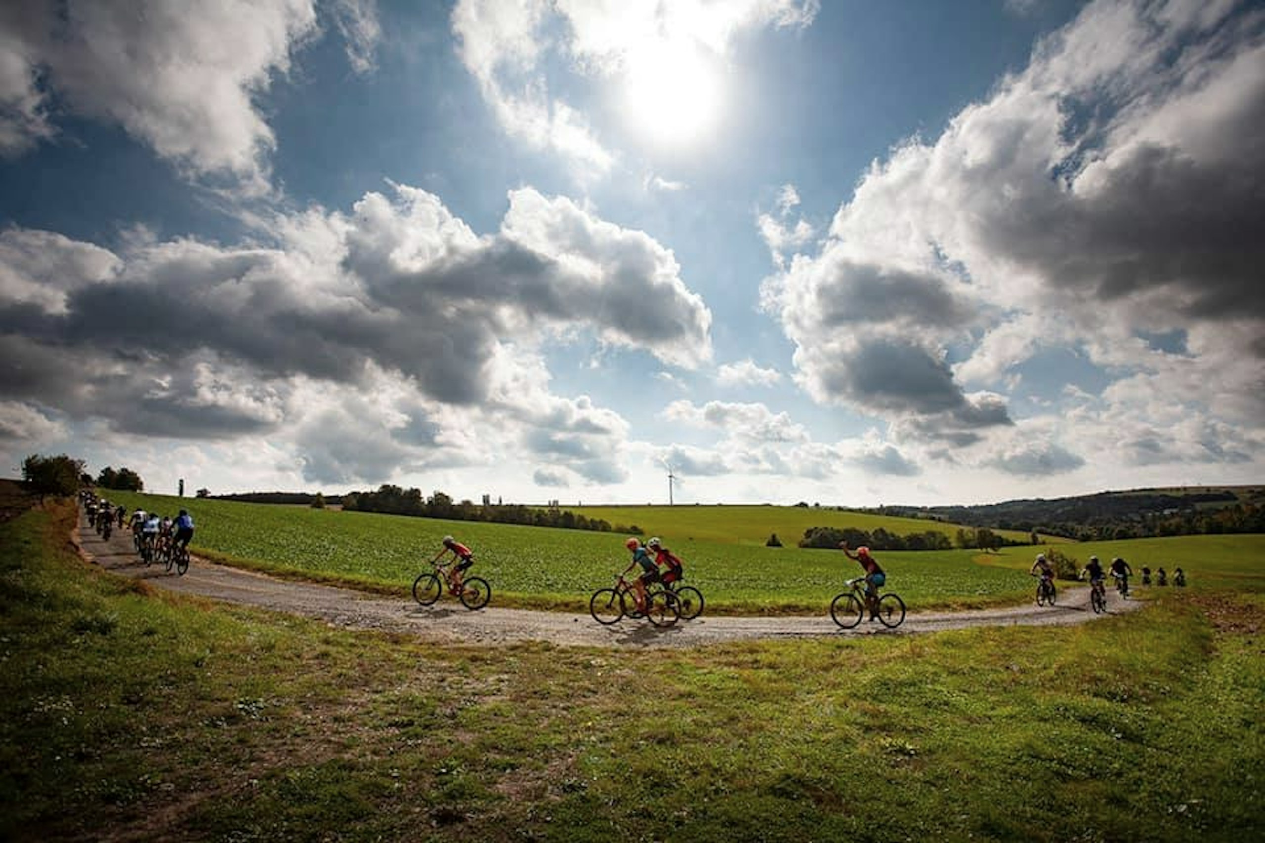 Cyklisté v krajině při závodu ze seriáu Kolo pro život