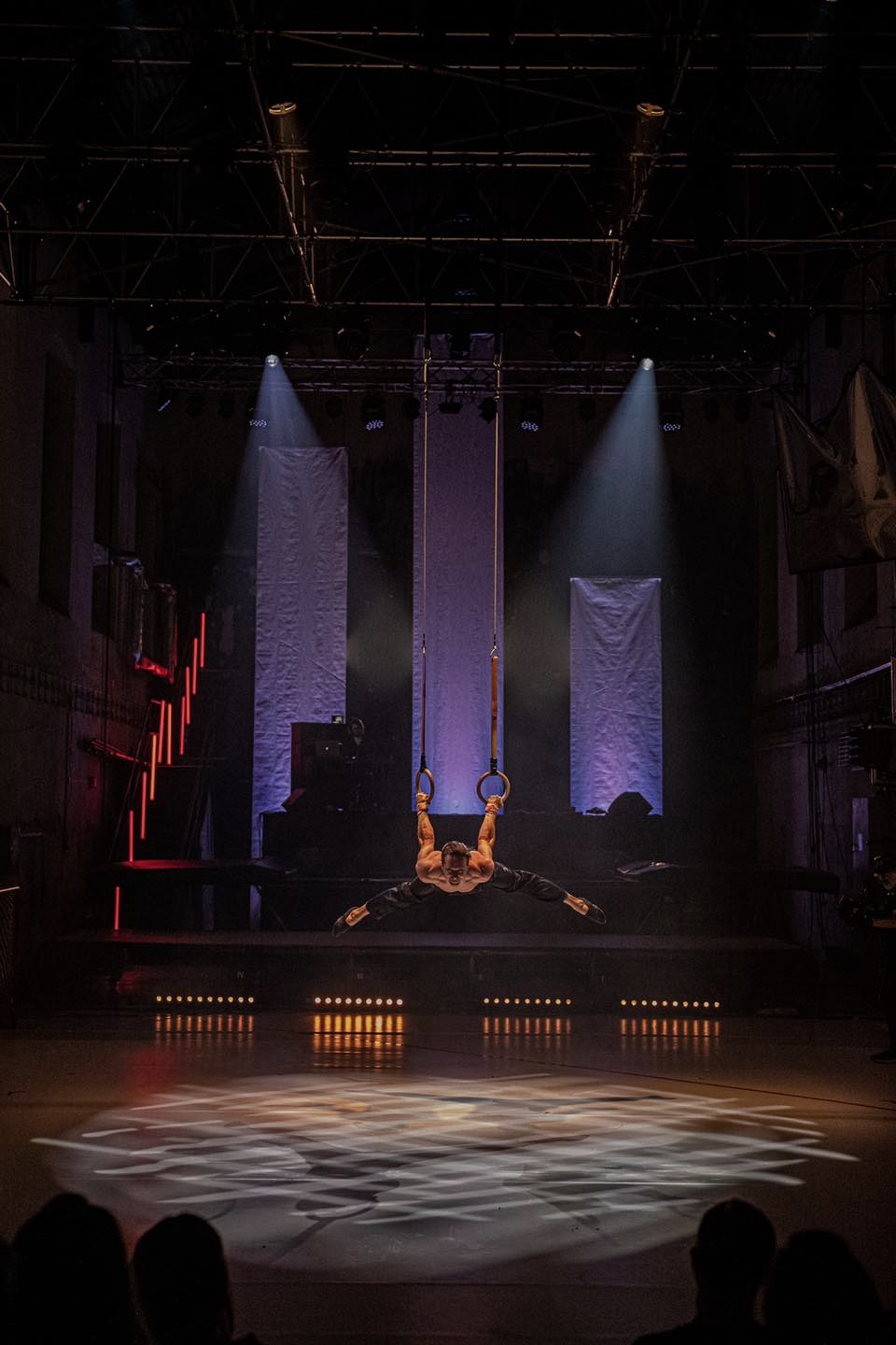 Michal Boltnar cvičí na kruzích při happeningu St.Art Cirku La Putyka a projektu Bez frází