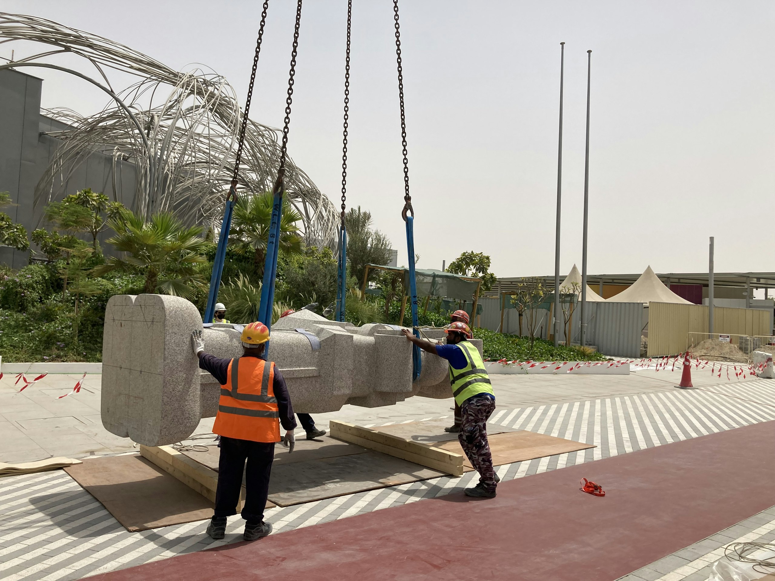 Instalace sochy Jaroslava Róny Victoria robotorum na Výstavišti Expo 2020 v Dubaji