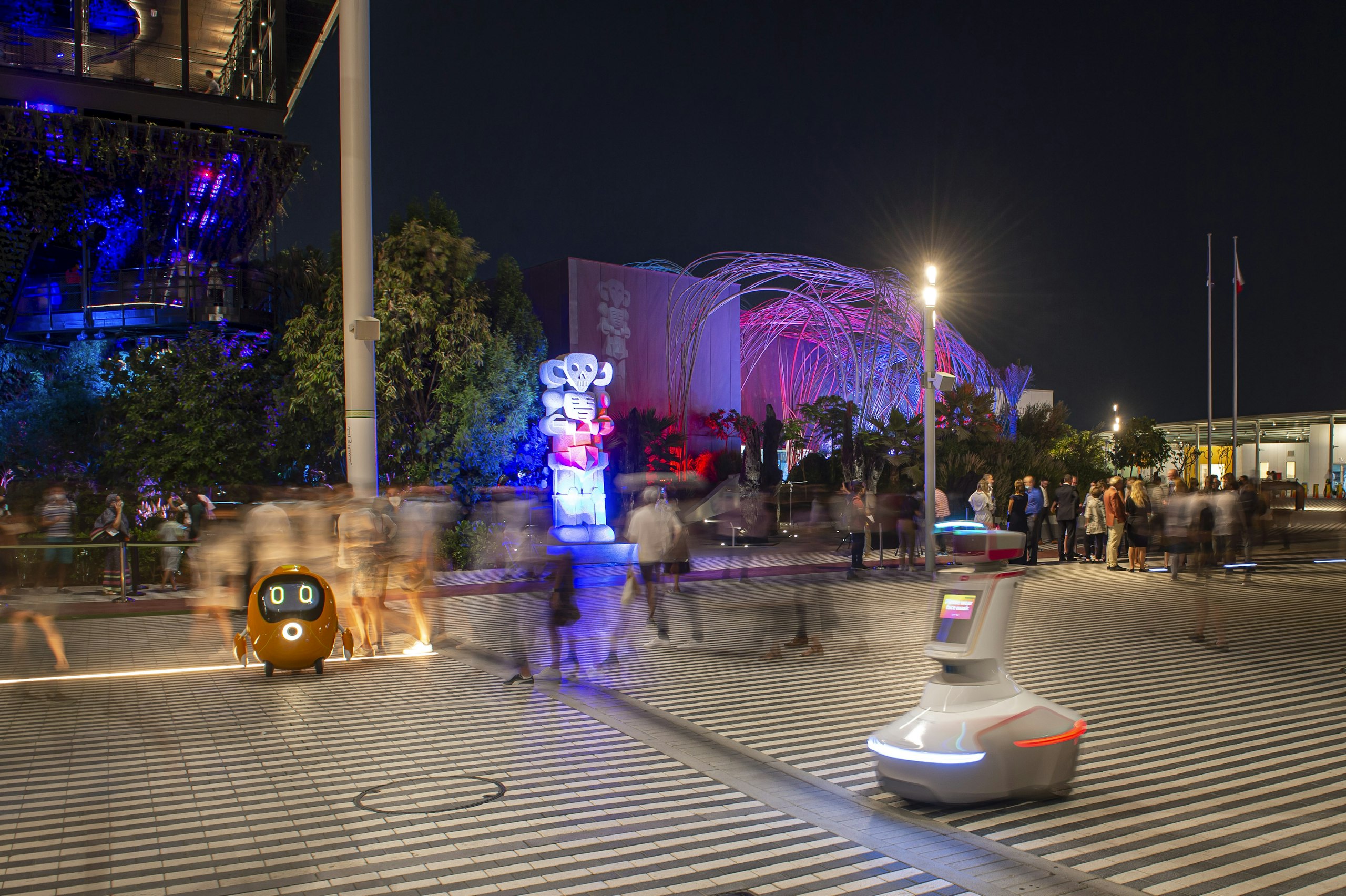 Socha Jaroslava Róny Victoria robotorum (Vítězství robotů) před českým pavilonem na světové výstavě Expo 2020 v Dubaji
