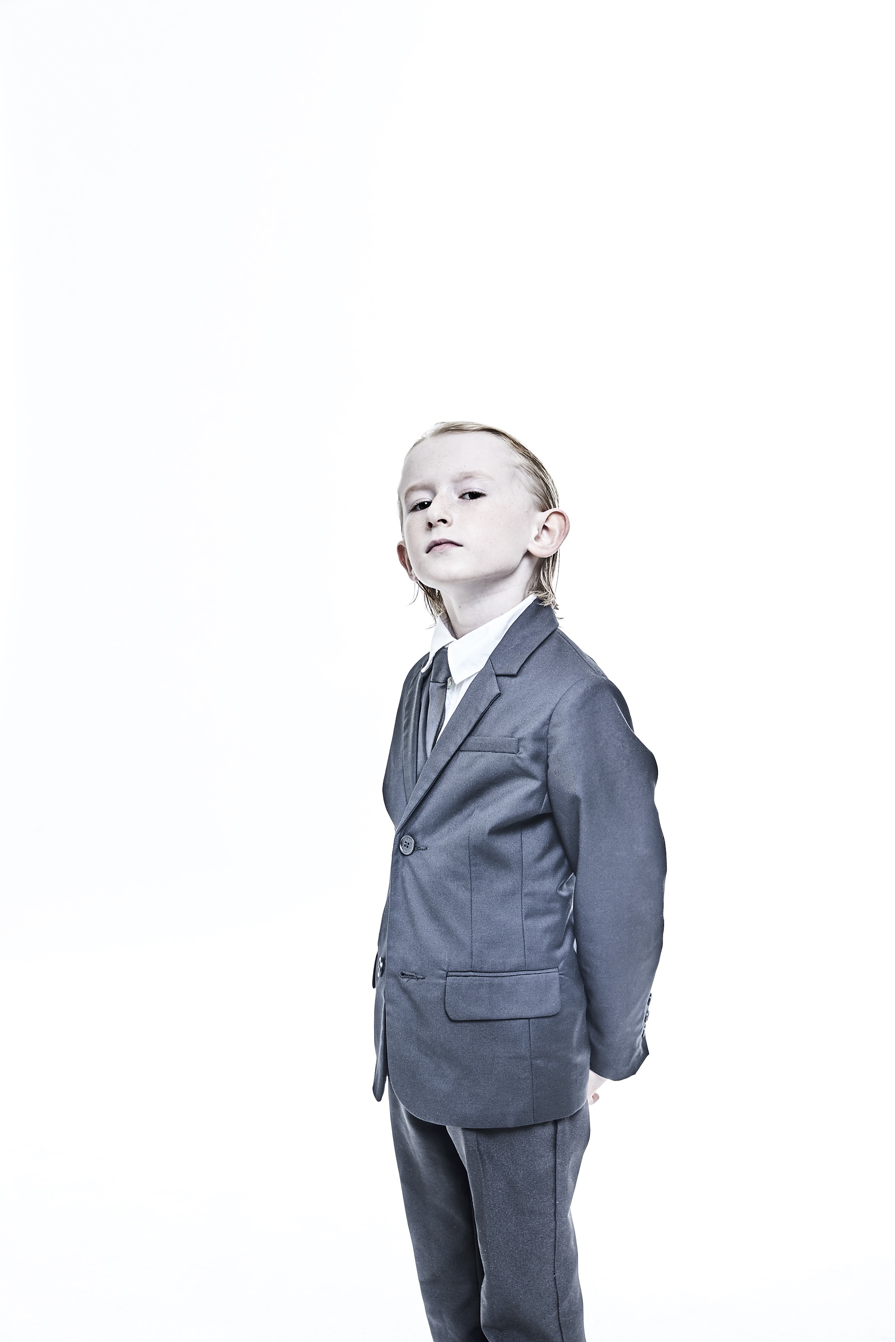 Malý chlapec ve společenském obleku, vizuál projektu Framy v jeskyni Commander