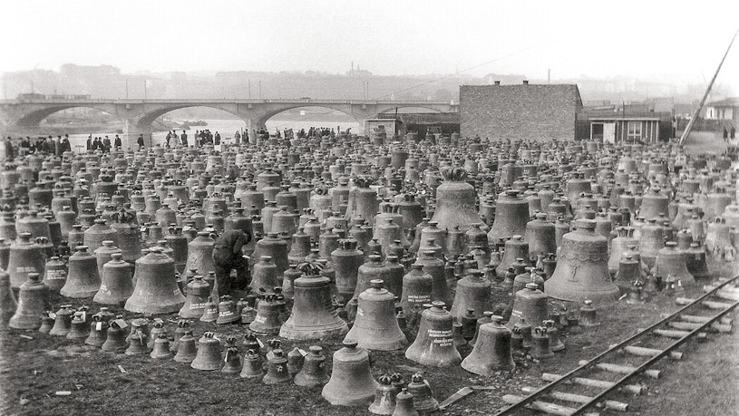 Projekt Zvon #9801 připomíná „hřbitov zvonů“ v Praze na Rohanském ostrově, odkud byly v roce 1942 zvony odvezeny do Říše 
