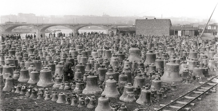 Projekt Zvon #9801 připomíná „hřbitov zvonů“ v Praze na Rohanském ostrově, odkud byly v roce 1942 zvony odvezeny do Říše 