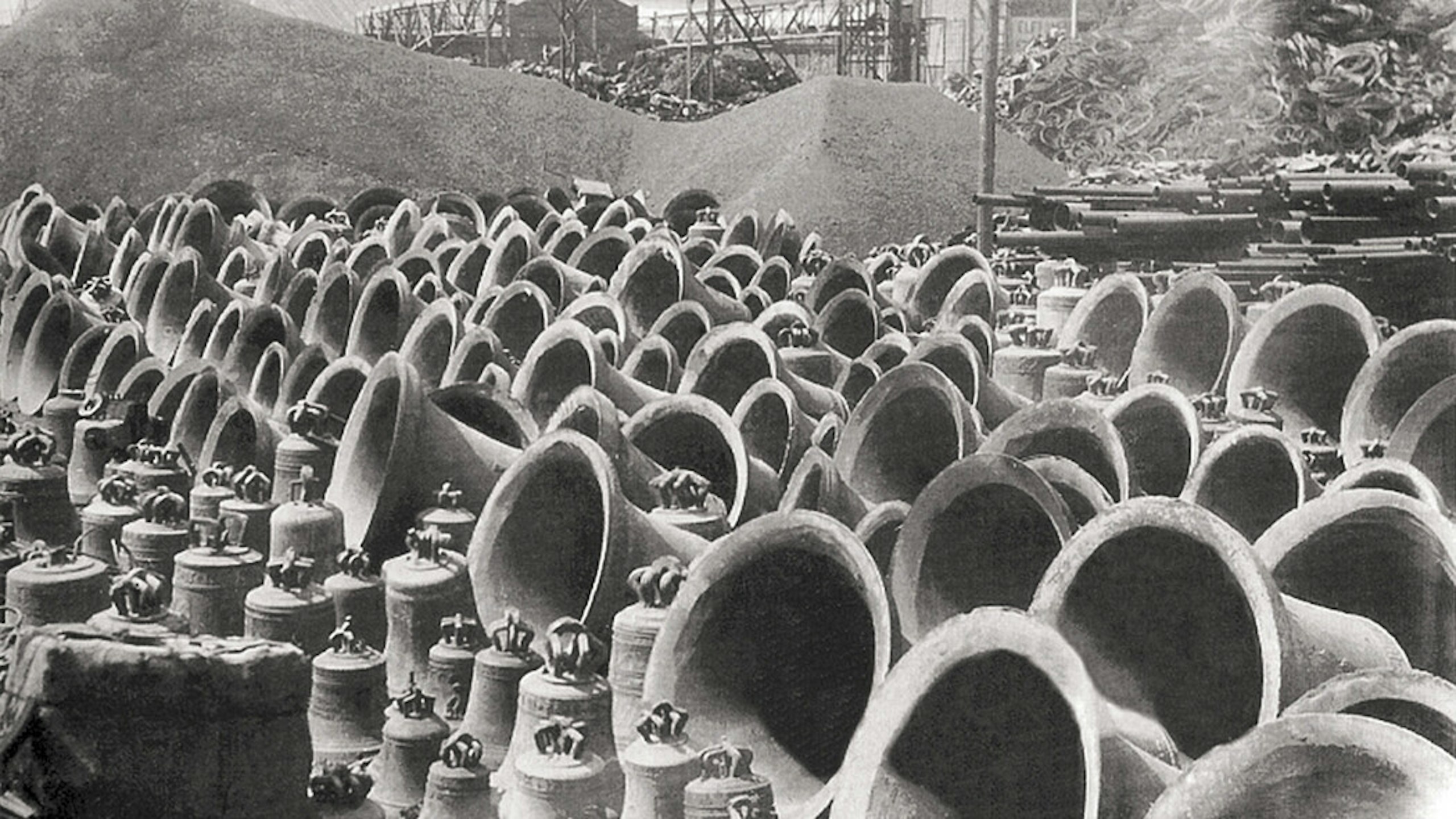 Projekt Zvon #9801 připomíná „hřbitov zvonů“ v Praze na Rohanském ostrově, odkud byly v roce 1942 zvony odvezeny do Říše 