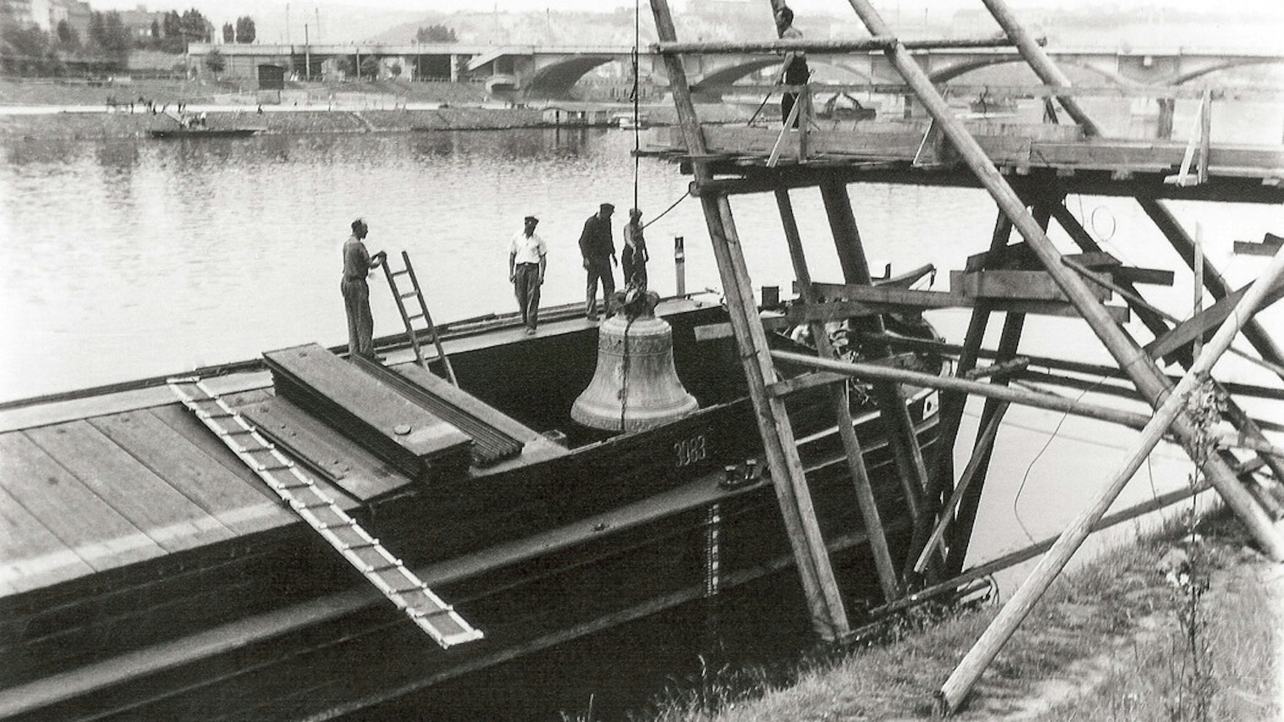 Projekt Zvon #9801 připomíná „hřbitov zvonů“ v Praze na Rohanském ostrově, odkud byly v roce 1942 zvony odvezeny do Říše 