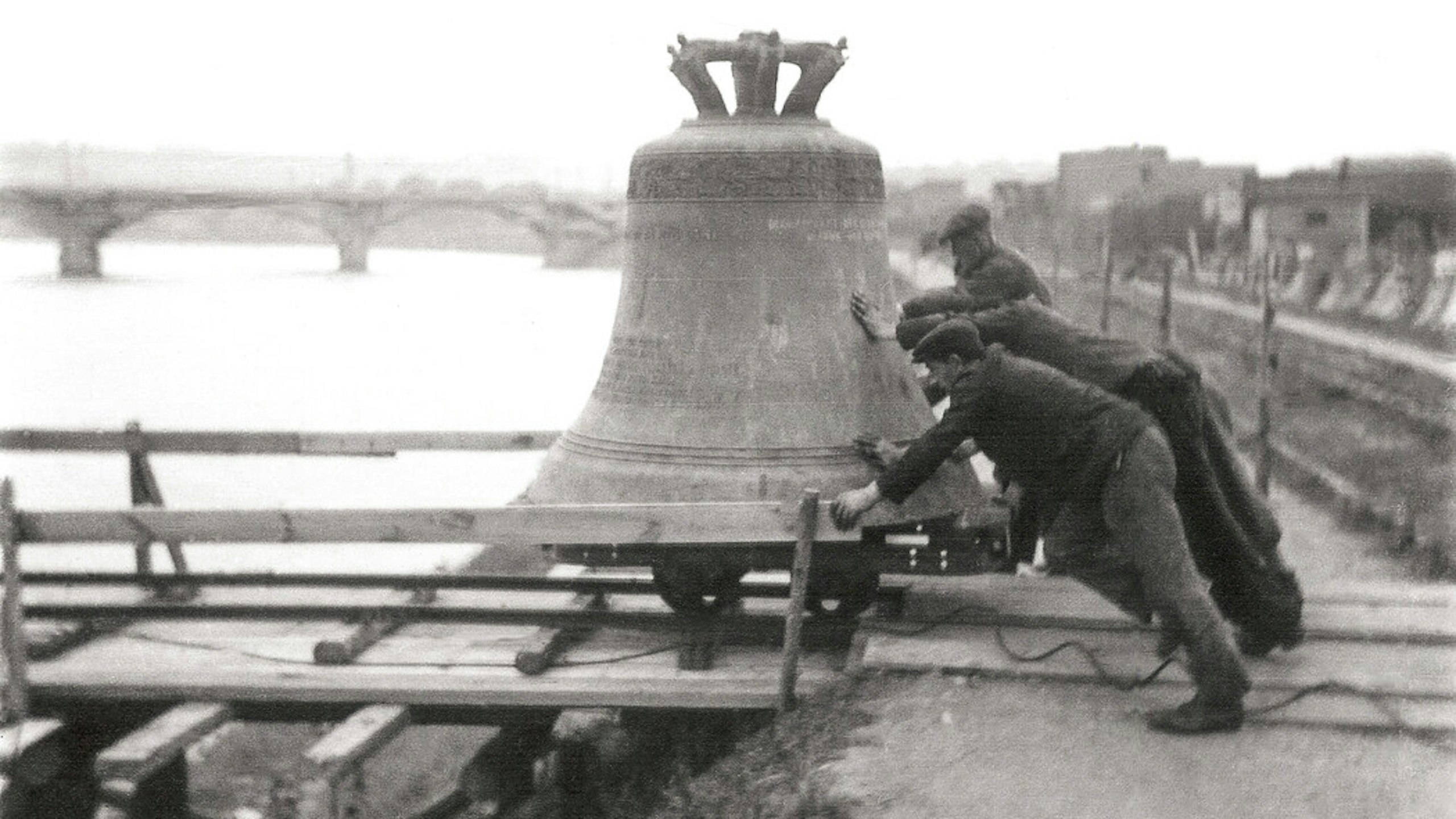 Projekt Zvon #9801 připomíná „hřbitov zvonů“ v Praze na Rohanském ostrově, odkud byly v roce 1942 zvony odvezeny do Říše 