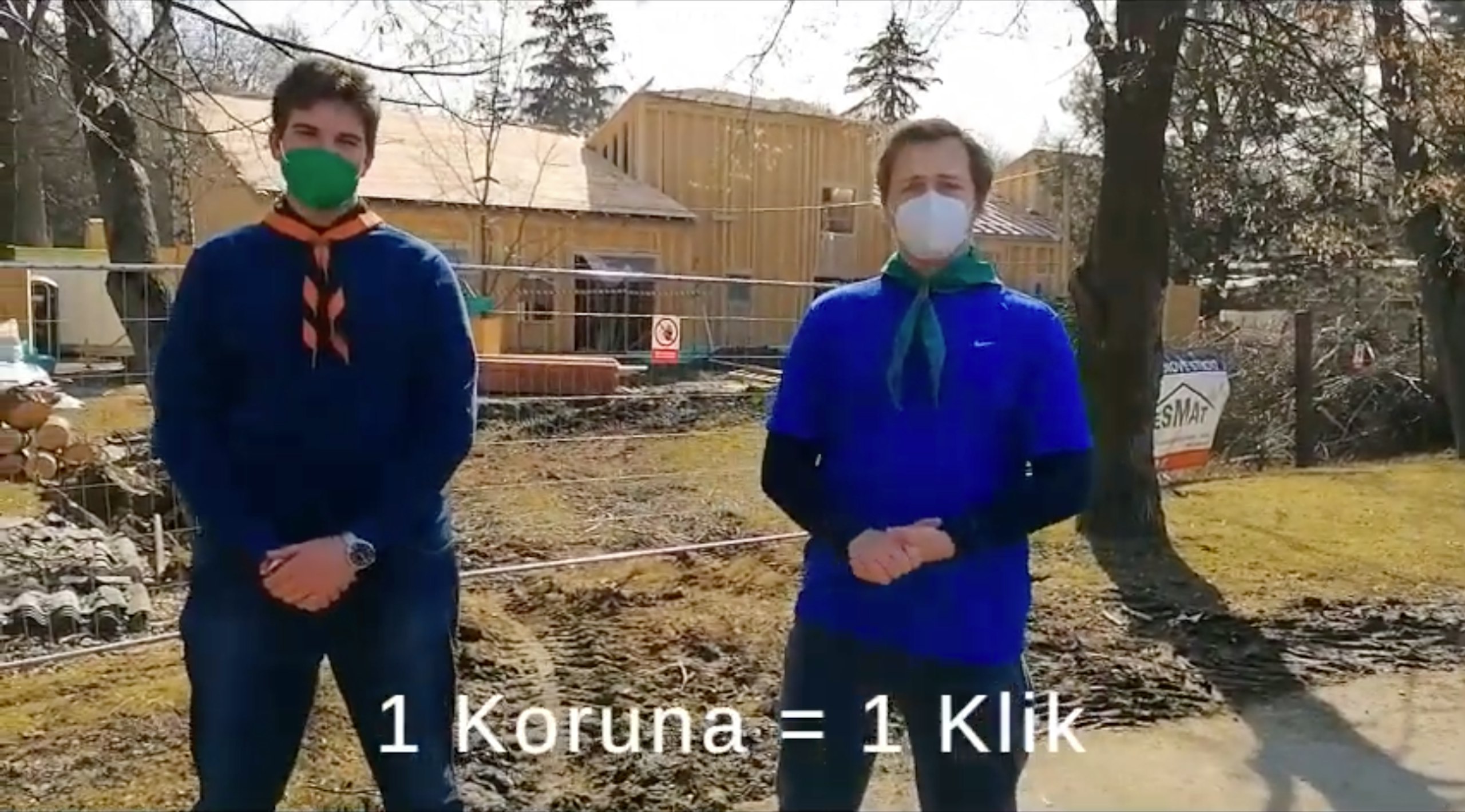 Dva skauti před rozestavěným skauským domem ve Vyškově představují svou výzvu pro fundraising