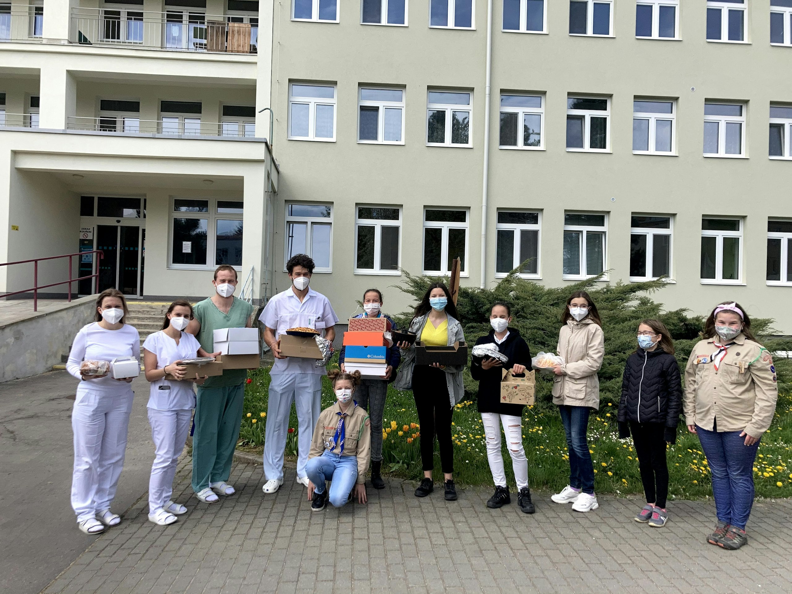 Vyškovské skautky předávají napečené dobroty zaměstnancům nemocnice
